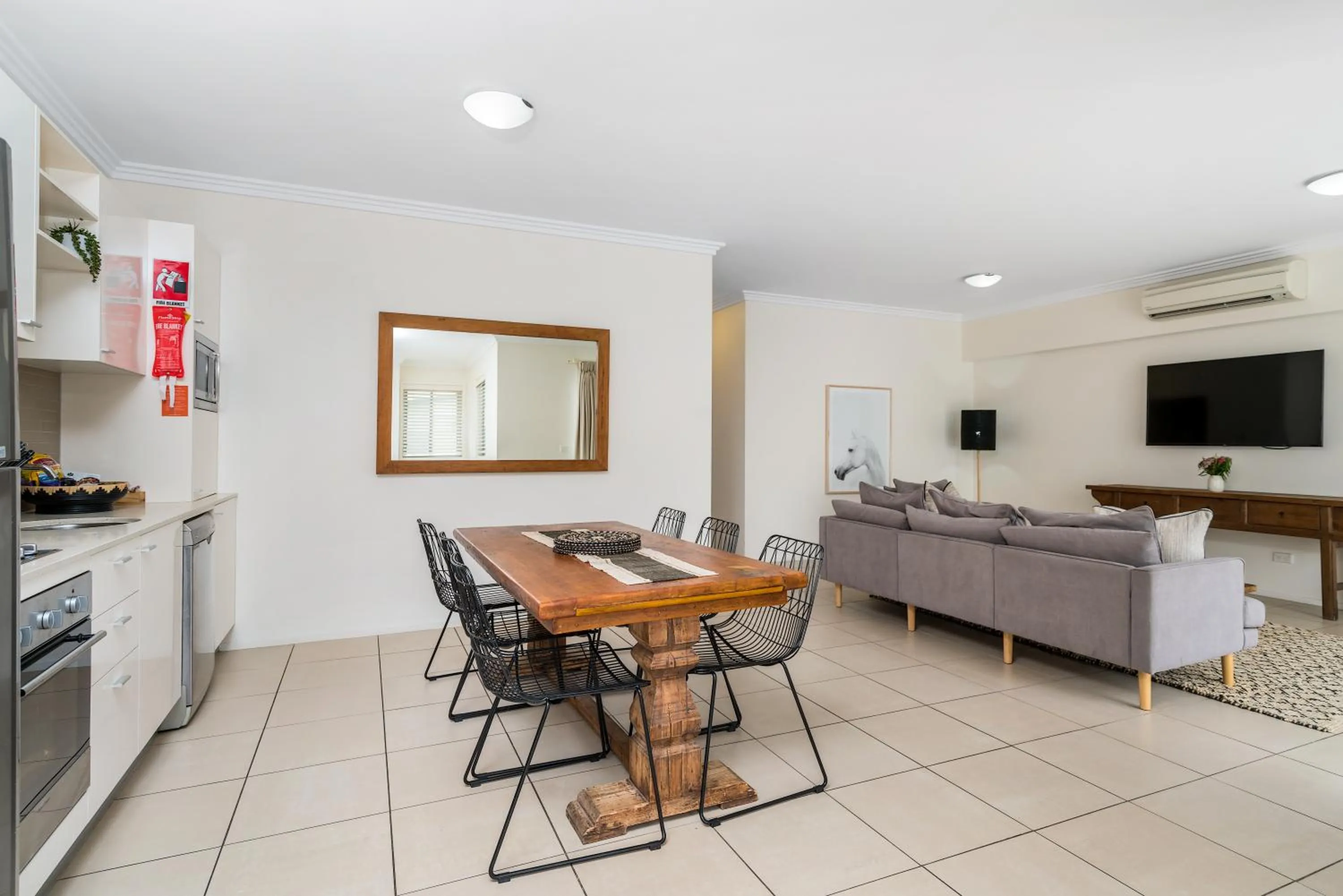Dining area in Byron Bay Hotel and Apartments