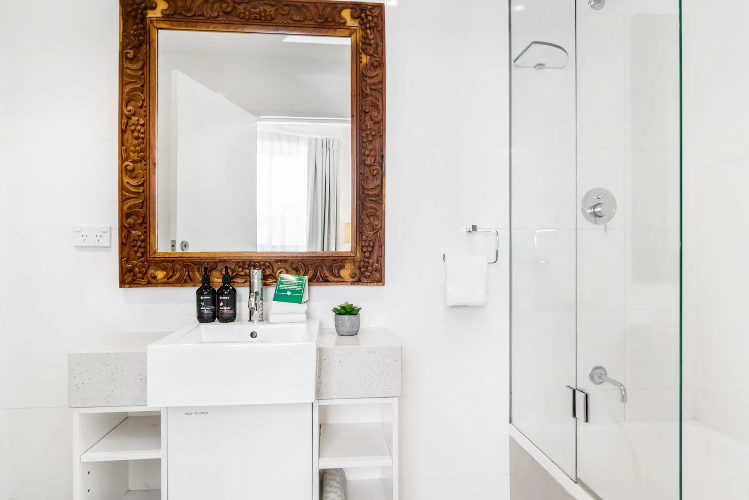 Shower in Byron Bay Hotel and Apartments