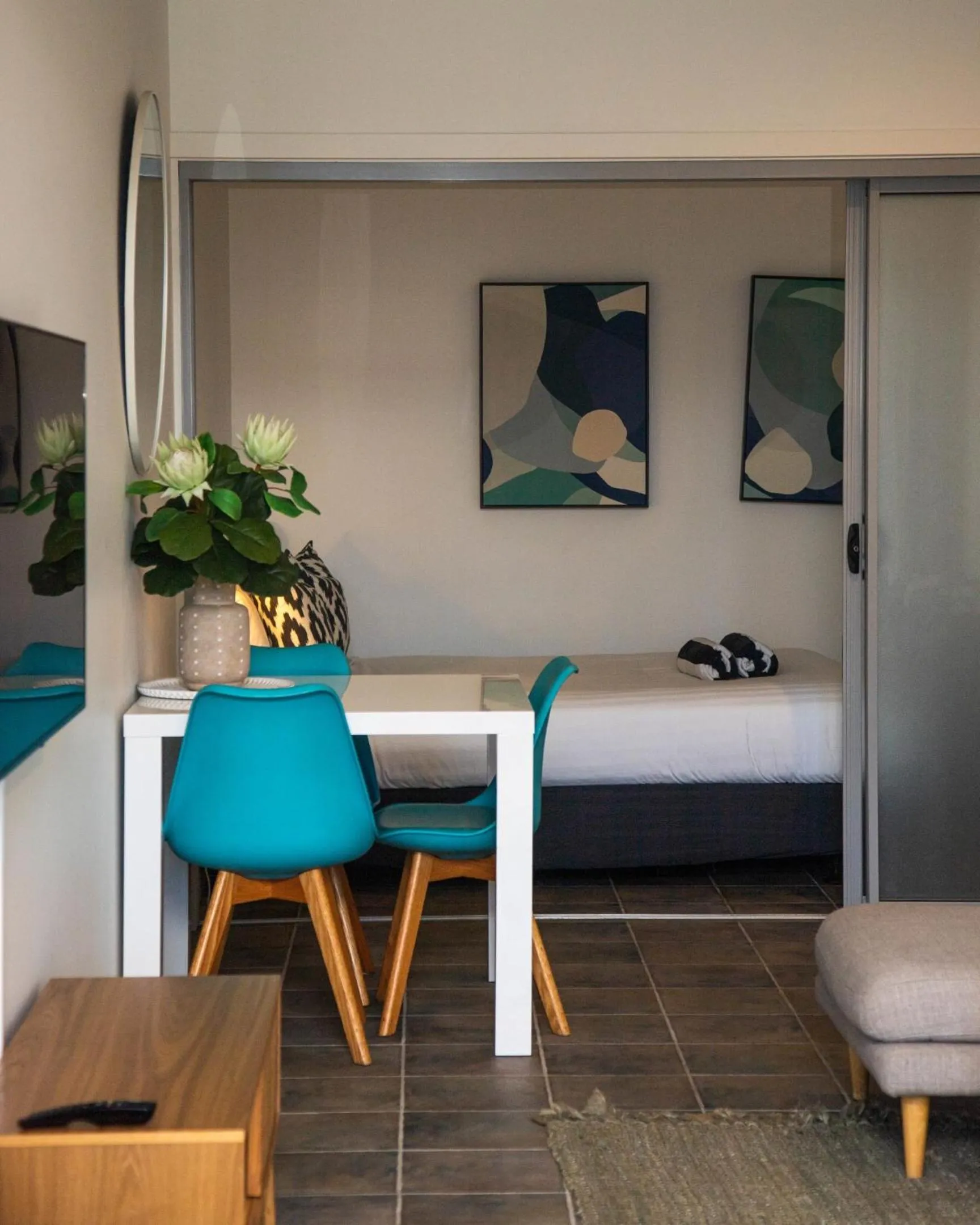 Dining area, Bed in Lennox Holiday Apartments