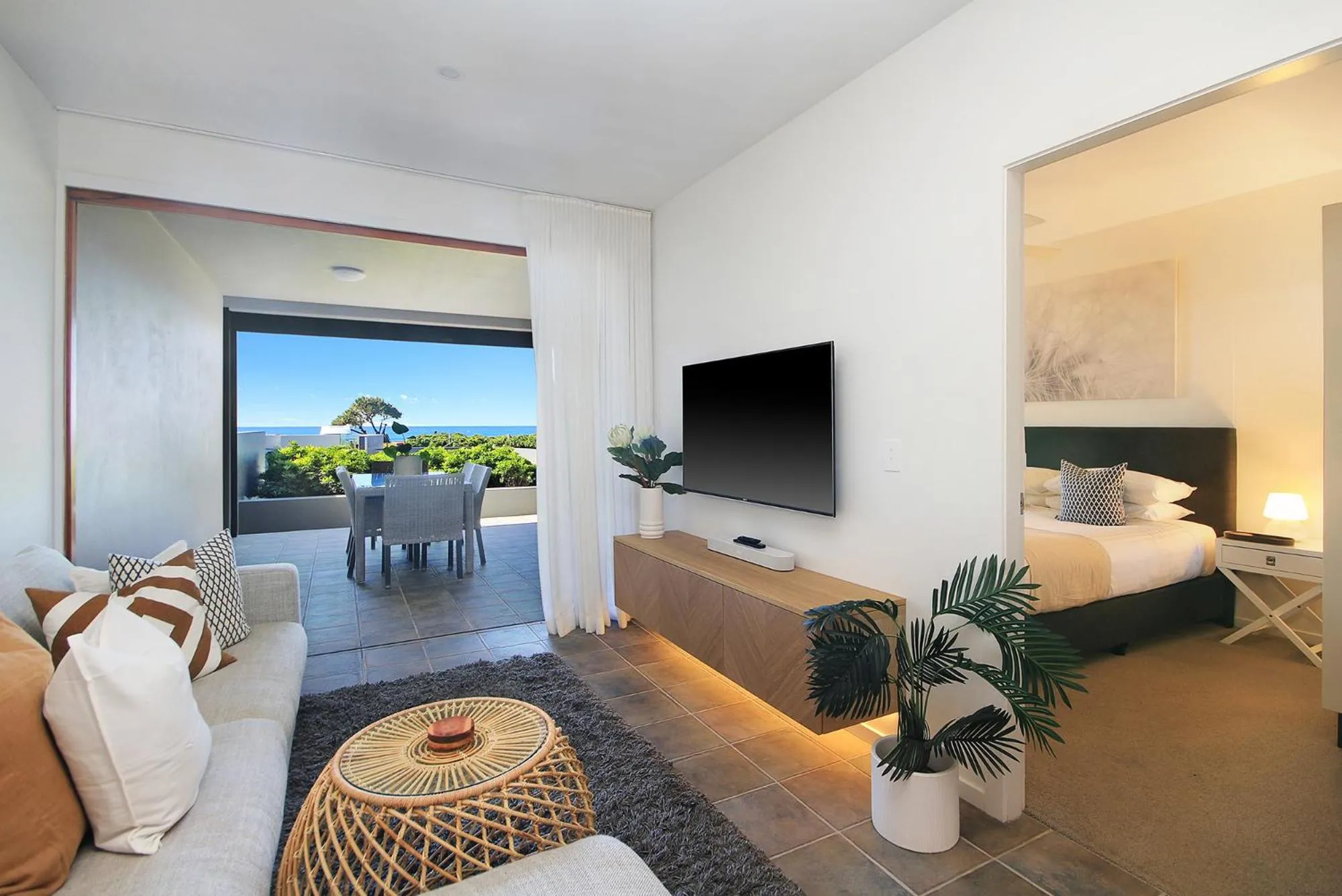 Communal lounge/ TV room, Bed in Lennox Holiday Apartments