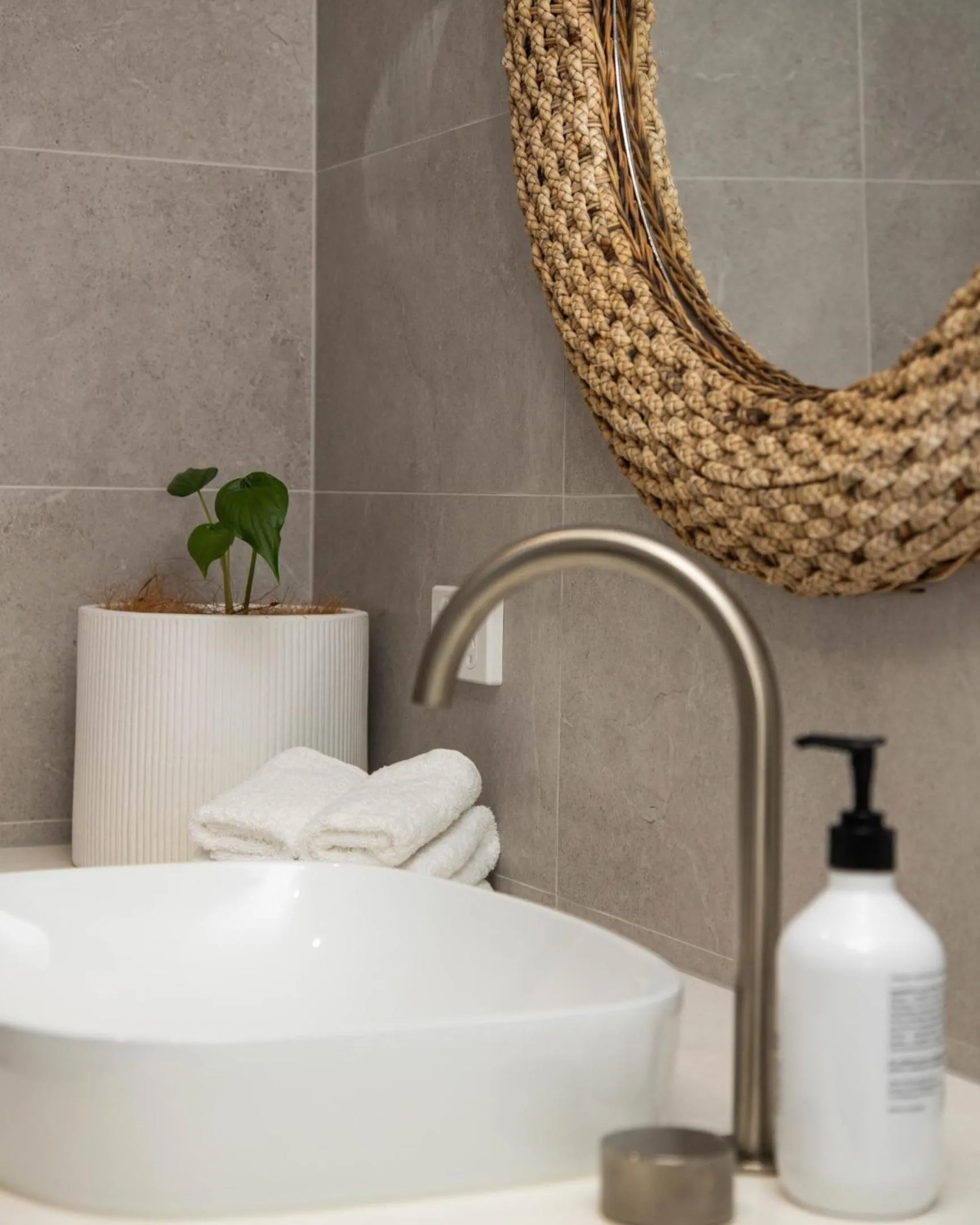 Bathroom in Lennox Holiday Apartments