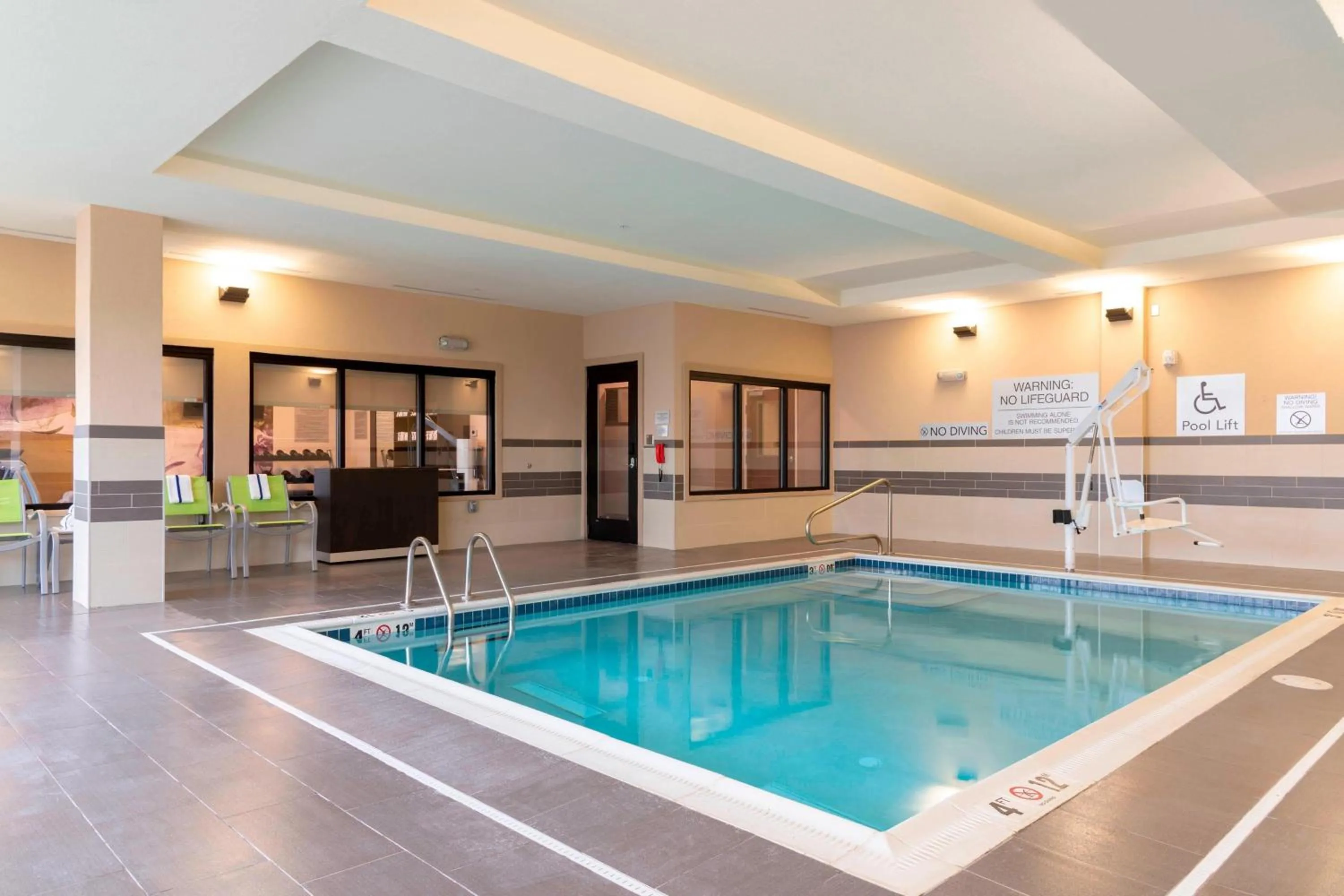 Swimming pool in Courtyard by Marriott Cleveland Elyria