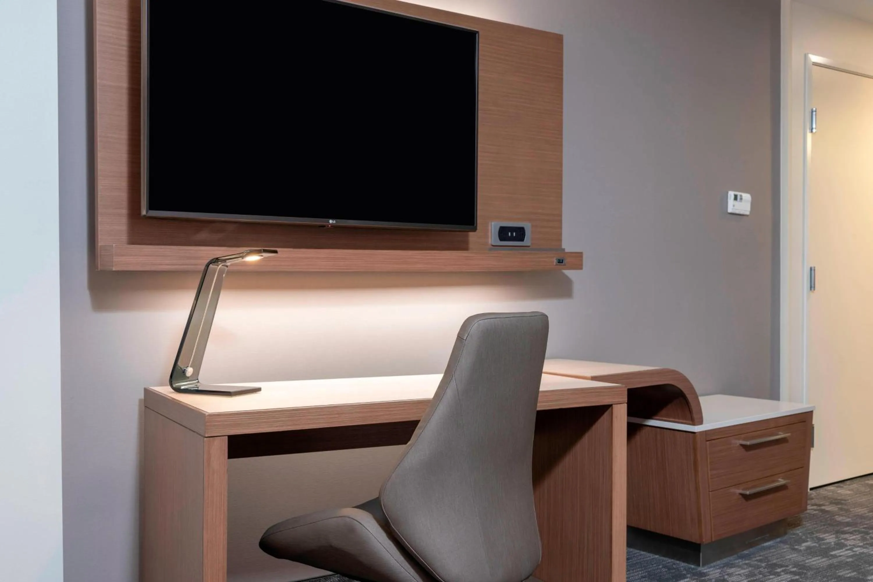 Photo of the whole room in Courtyard by Marriott Cleveland Elyria