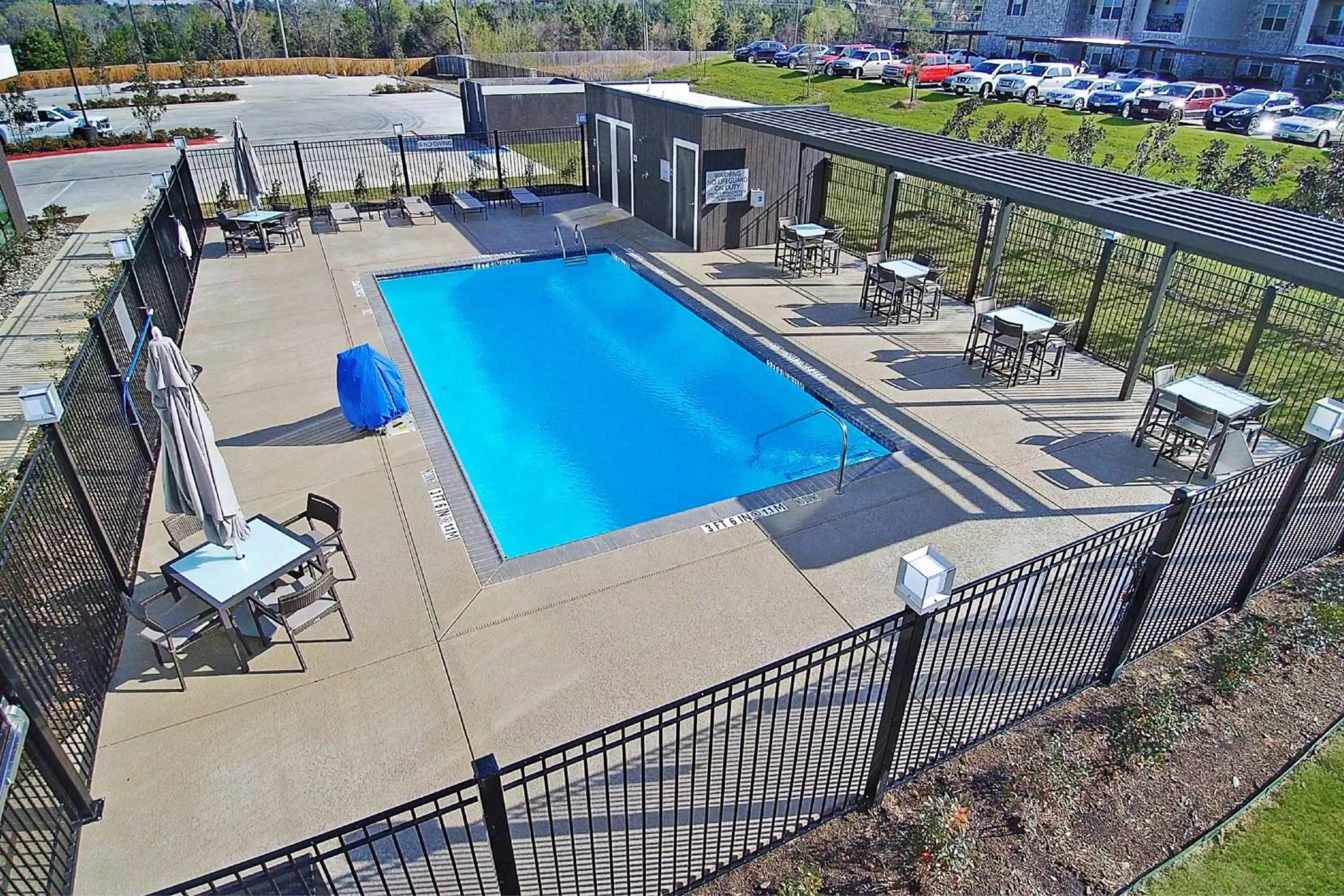 Swimming pool in Courtyard by Marriott Longview North