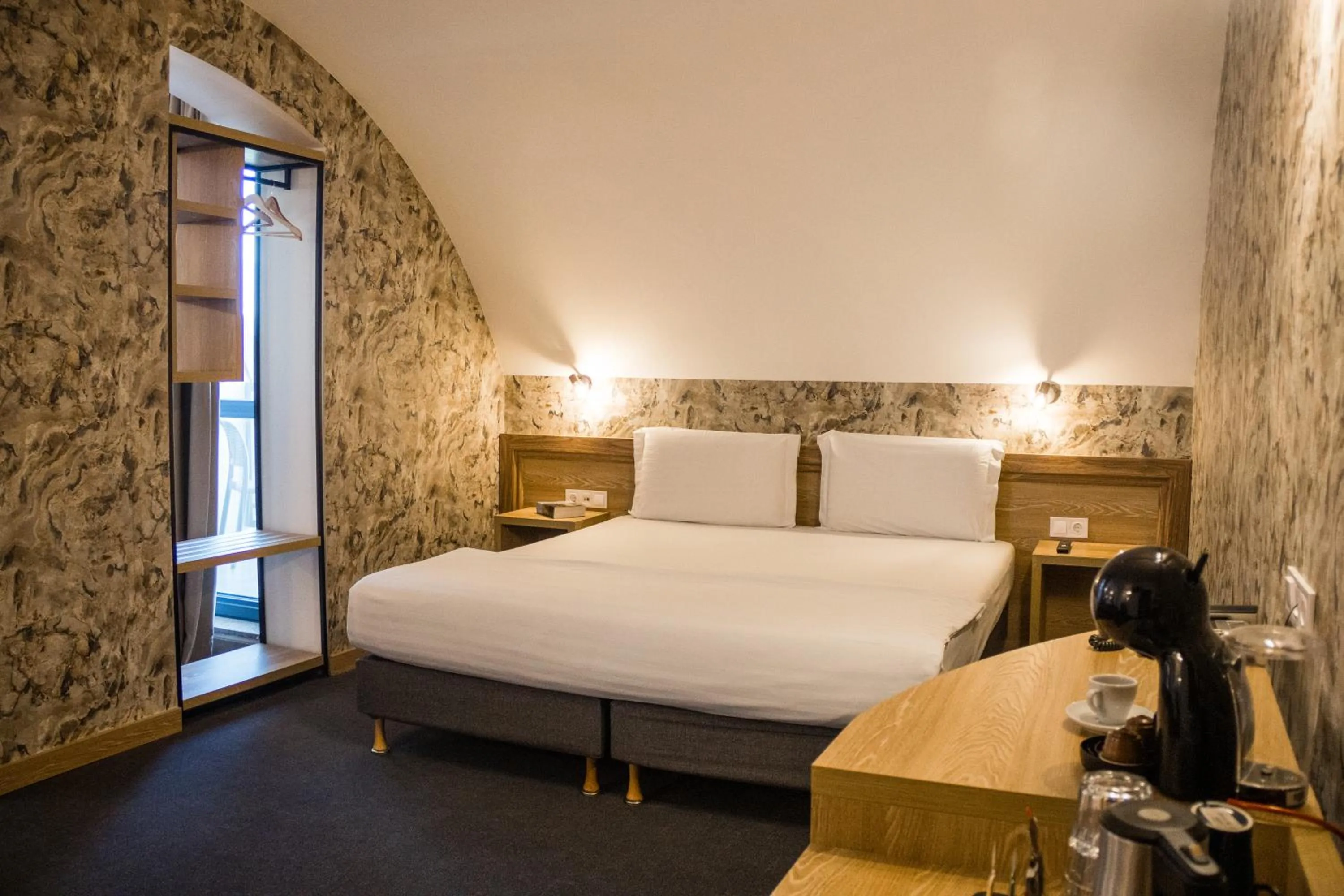 Bed in Budapest Hotel - Free Parking