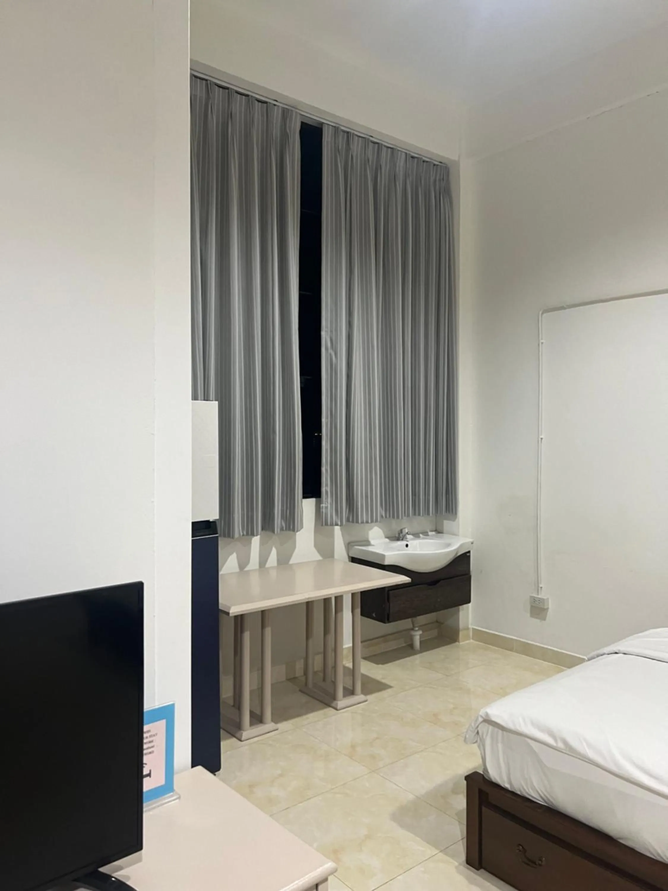 Dining area, Bed in Mall Suites Hotel