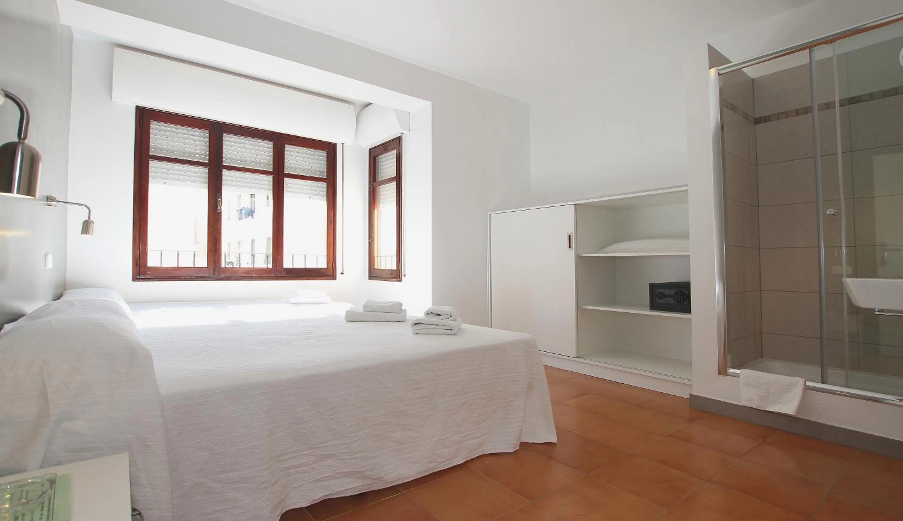 Photo of the whole room, Bed in Hostal Ripoll Ibiza