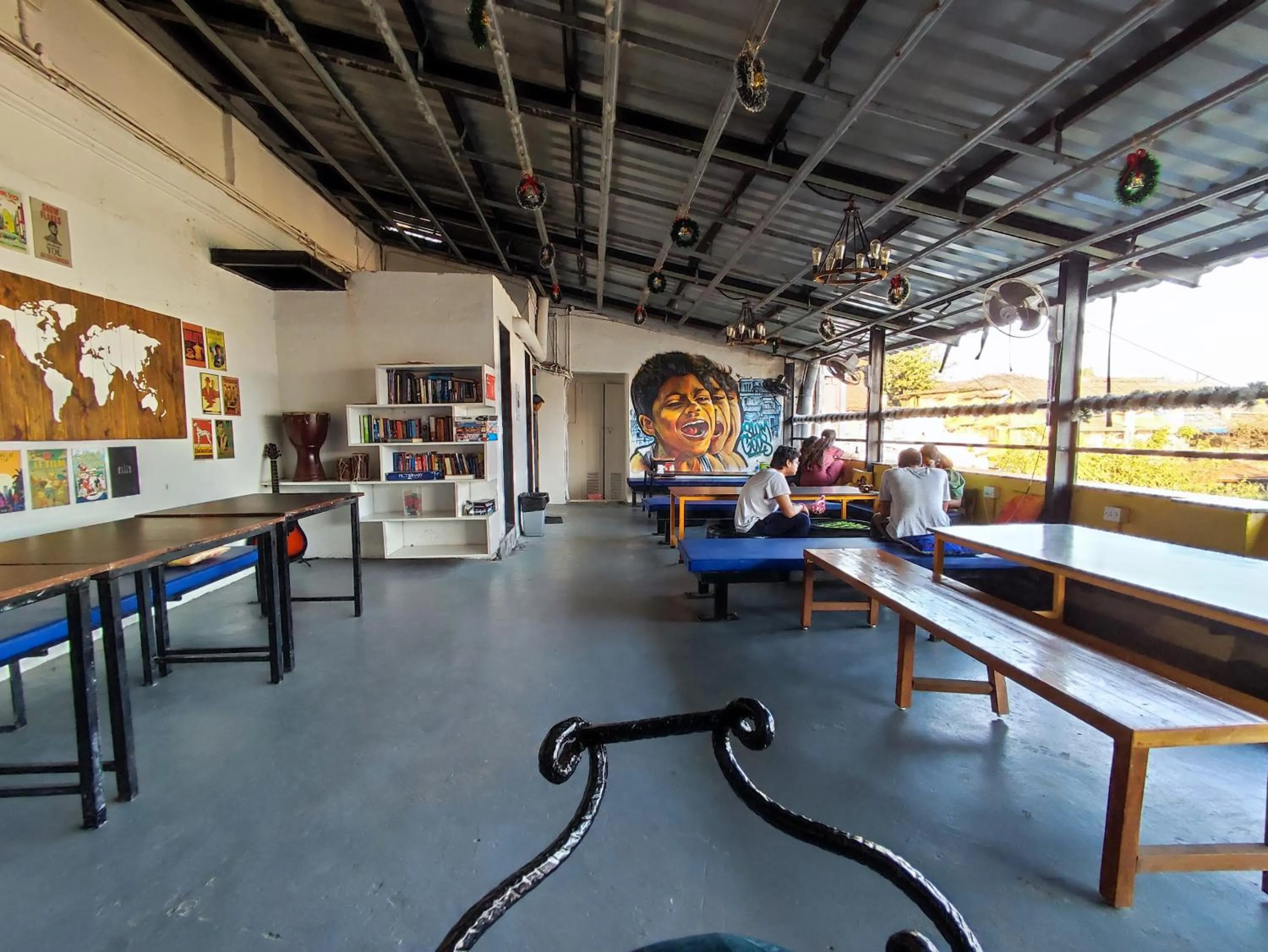 Communal lounge/ TV room in Backpacker Cowies