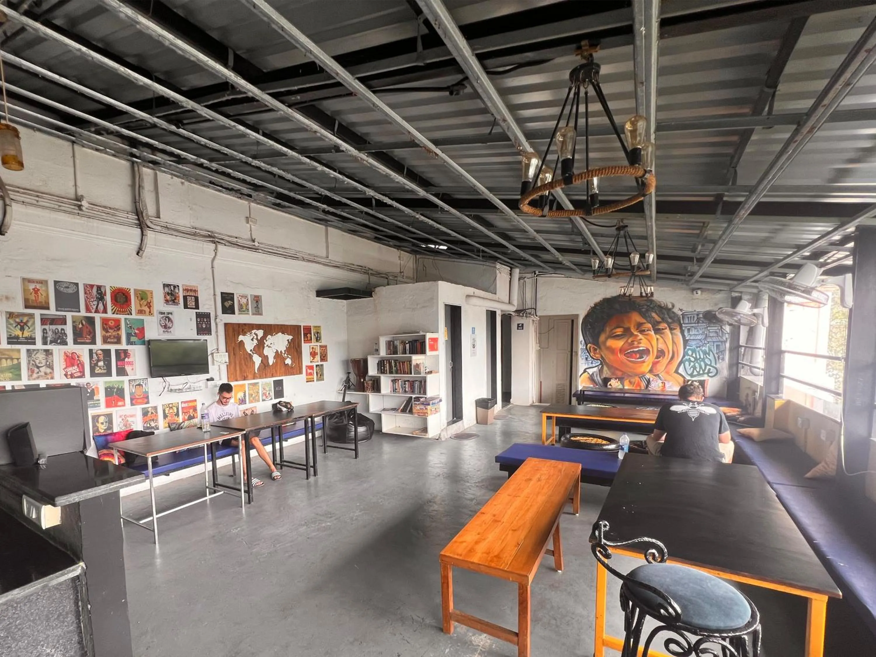 Communal lounge/ TV room in Backpacker Cowies