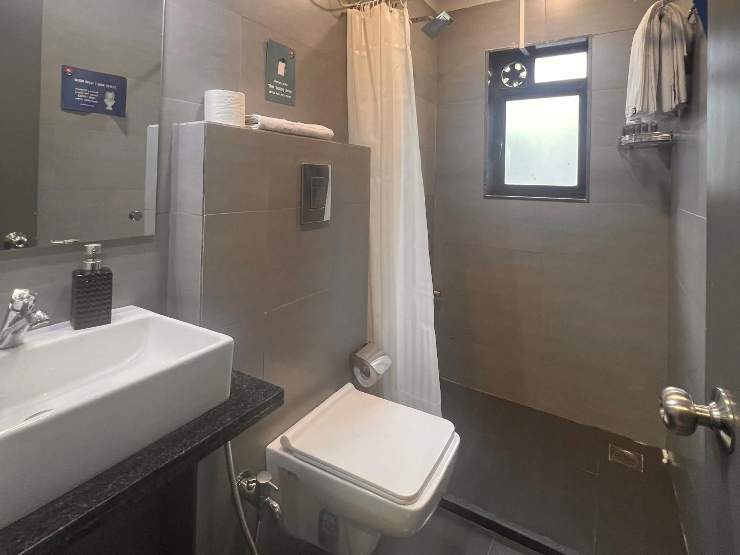 Bathroom in Backpacker Cowies