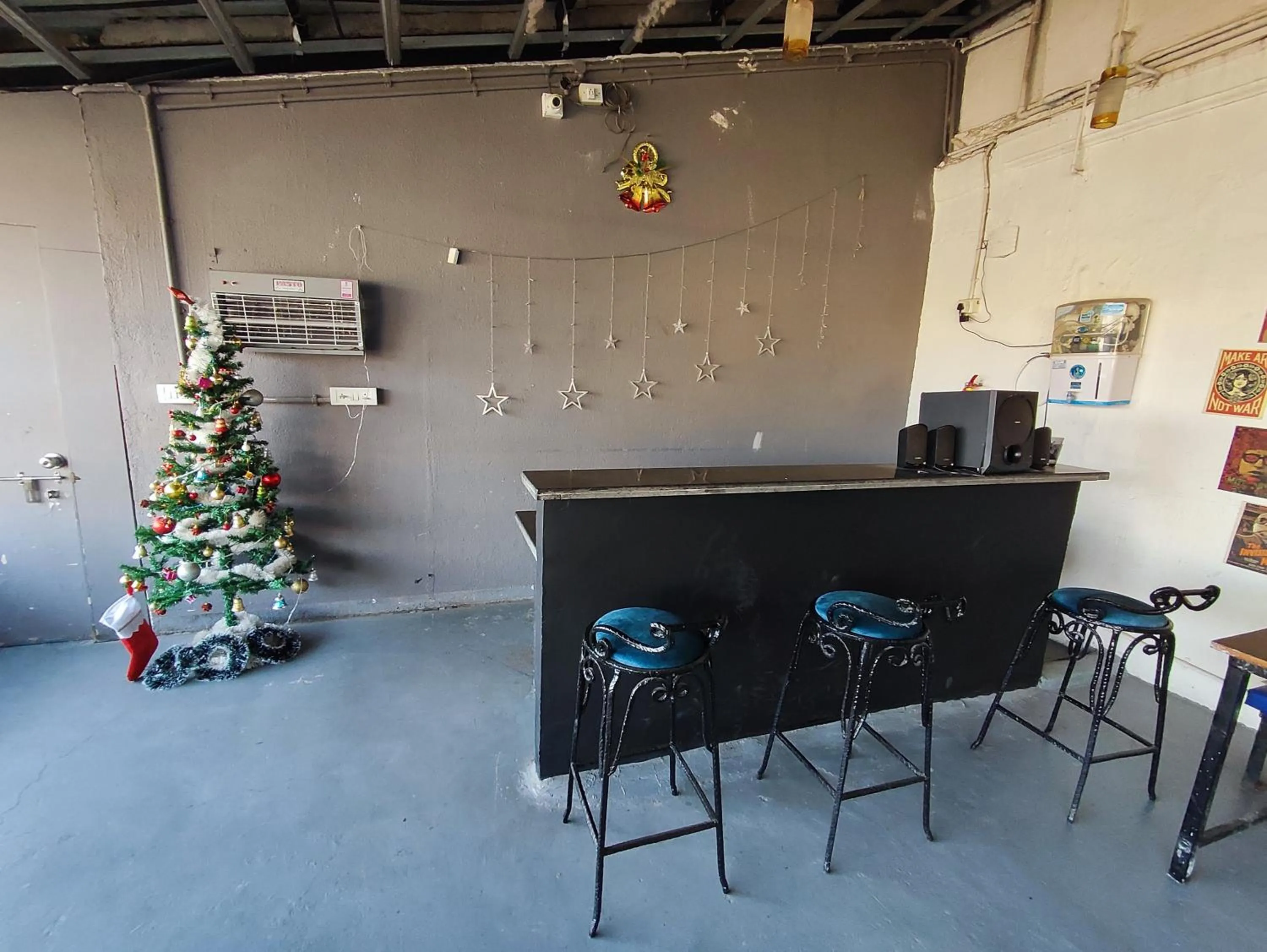 Communal lounge/ TV room in Backpacker Cowies