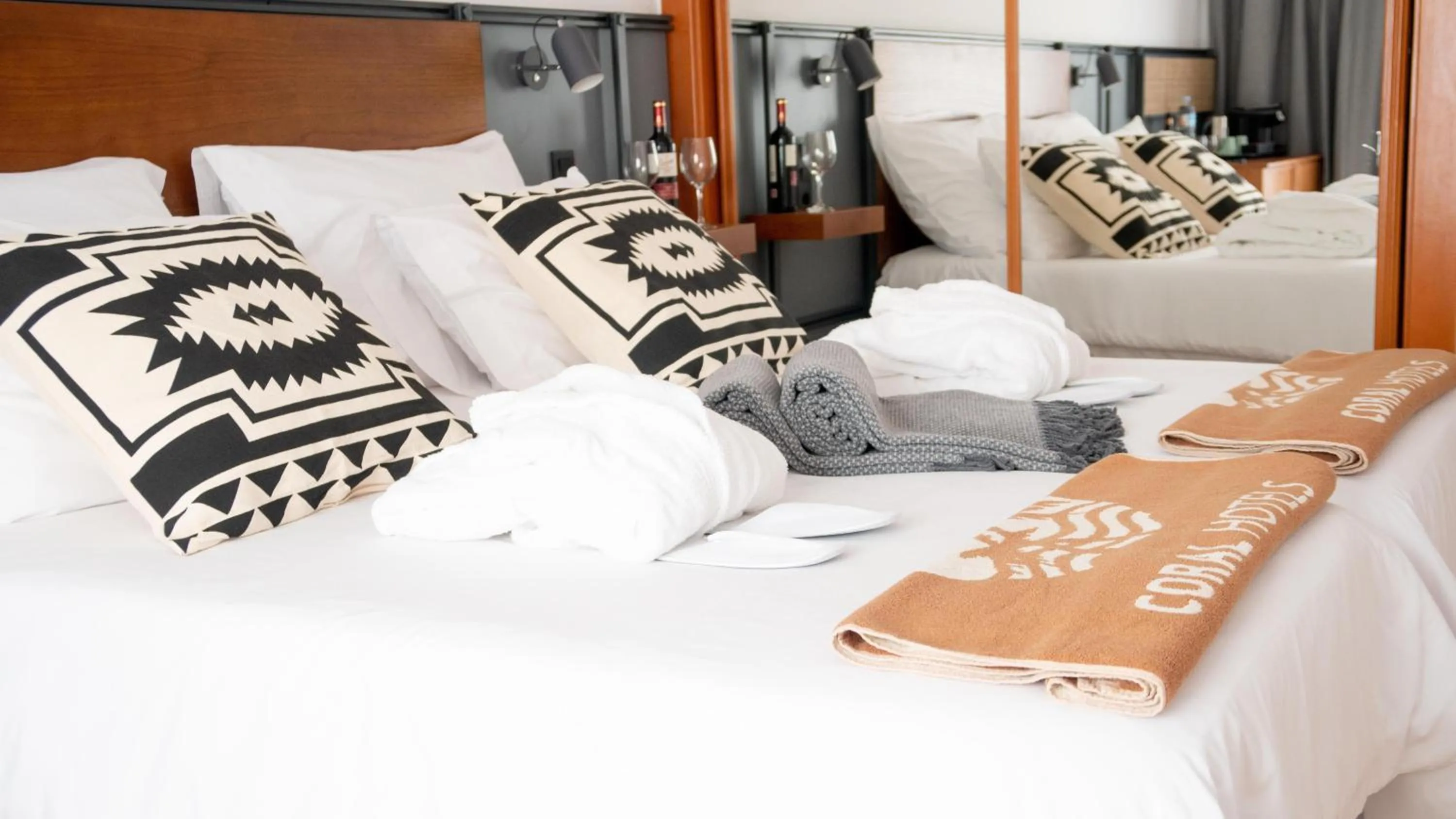 Photo of the whole room, Bed in Coral Cotillo Beach