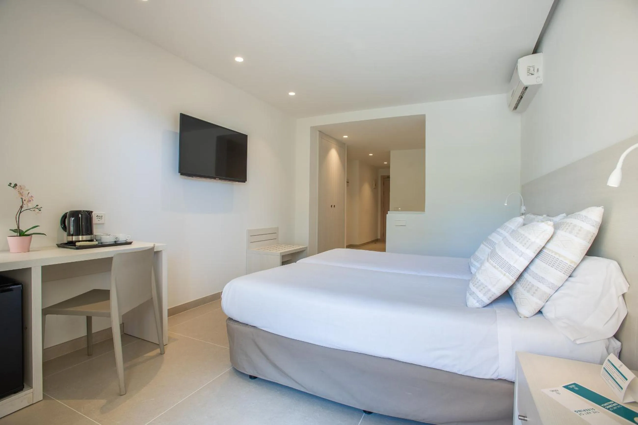 Photo of the whole room, Bed in FLOR los Almendros Hotel