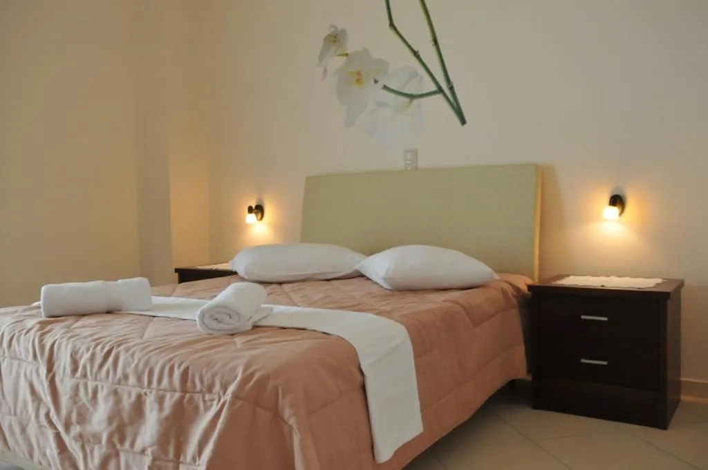 Bedroom, Bed in Finiki Plaza