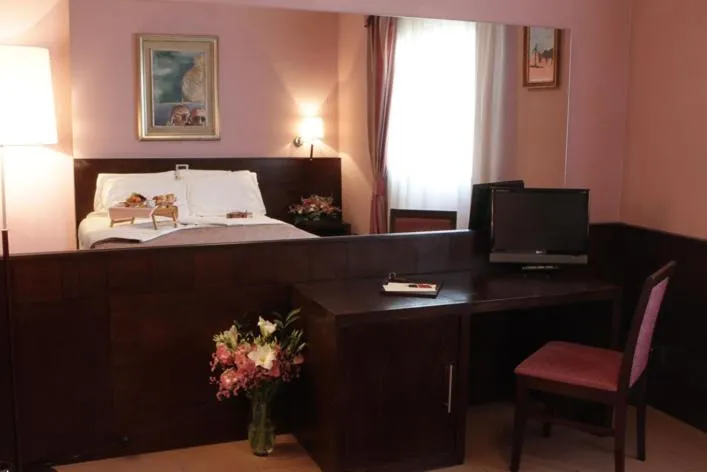 Seating area, Bed in Hotel City