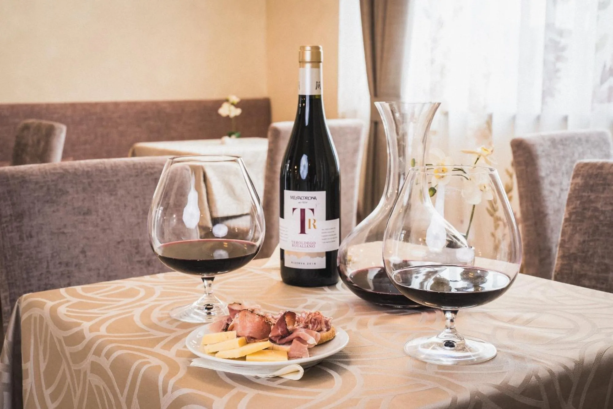 Restaurant/places to eat in Hotel Fai