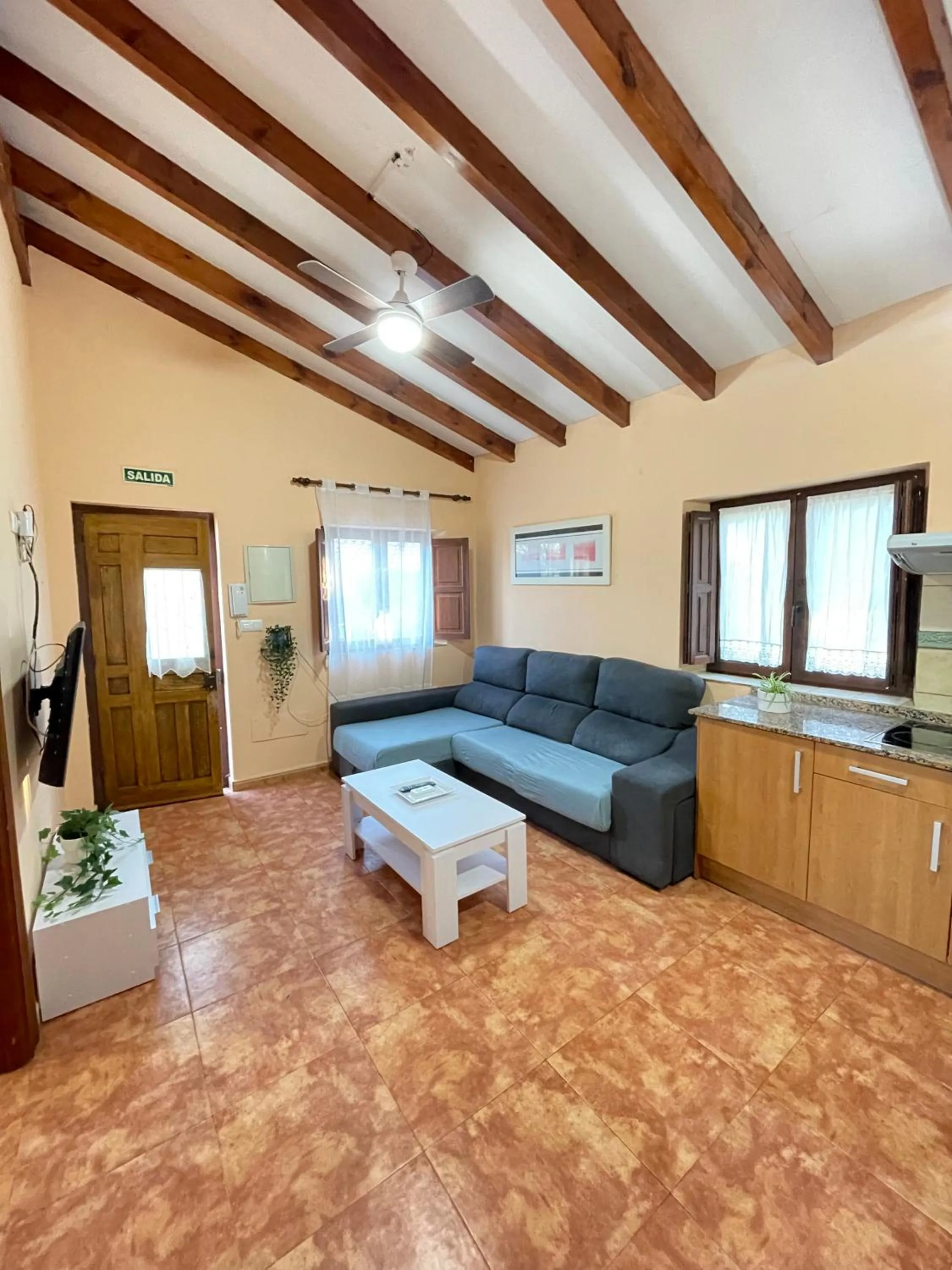 Communal lounge/ TV room in Posada La Cabaña De Salmon