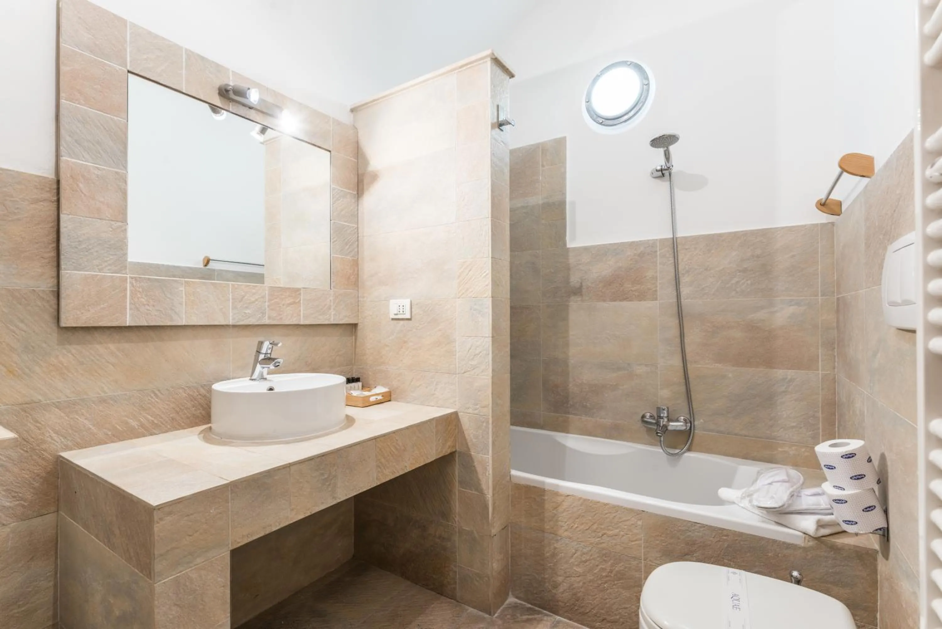 Shower in Lovin Roma Piazza di Spagna