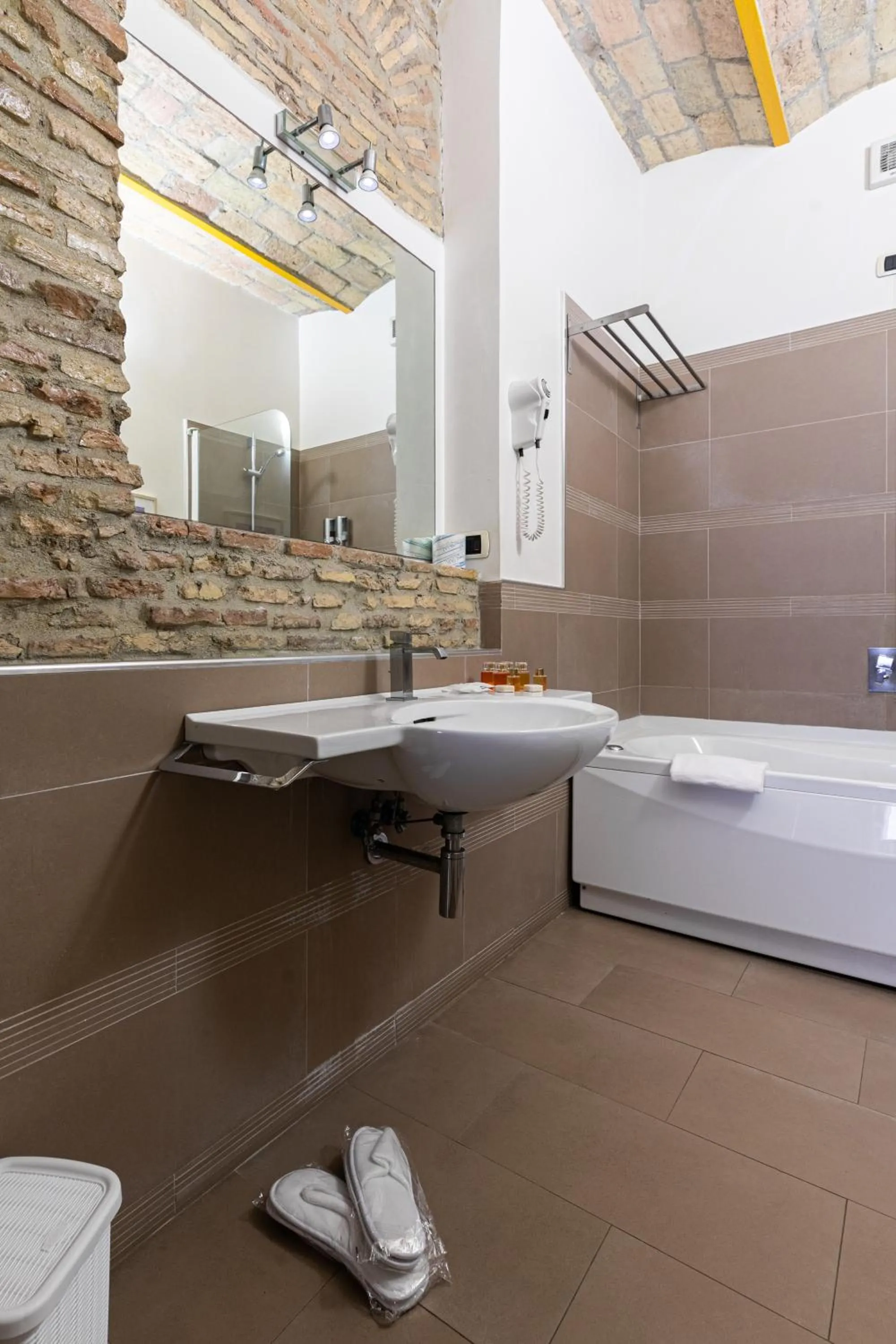 Bathroom in Lovin Roma Piazza di Spagna