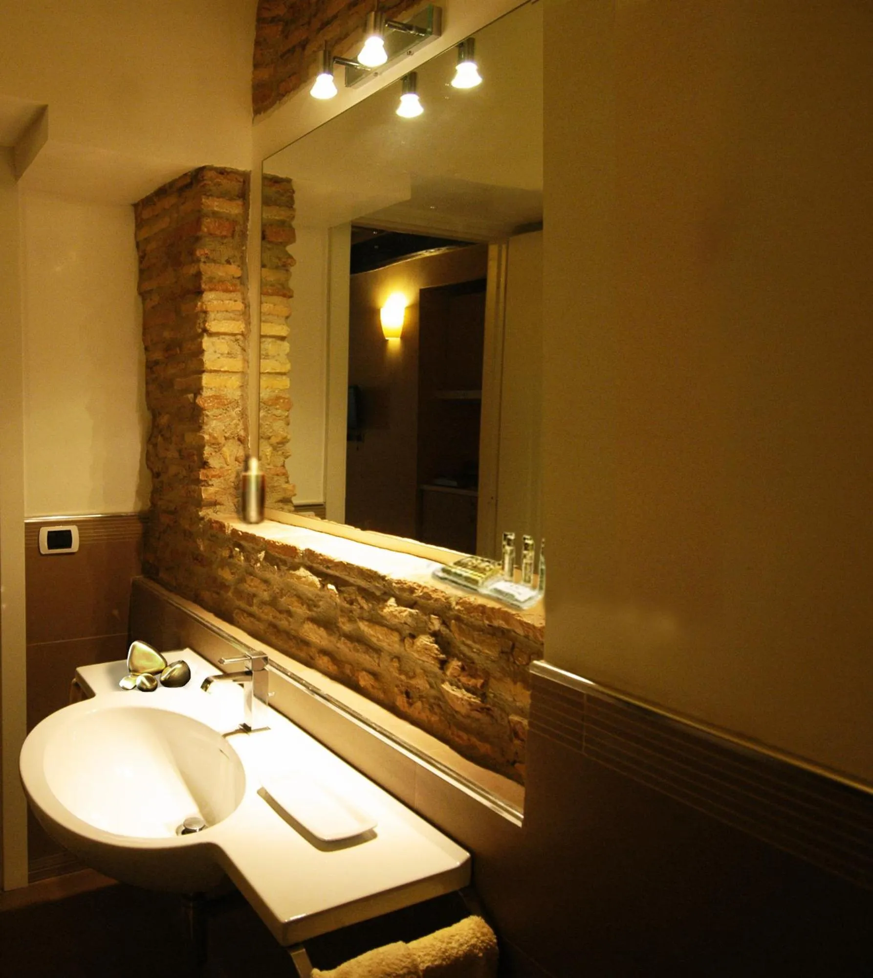 Bathroom in Lovin Roma Piazza di Spagna