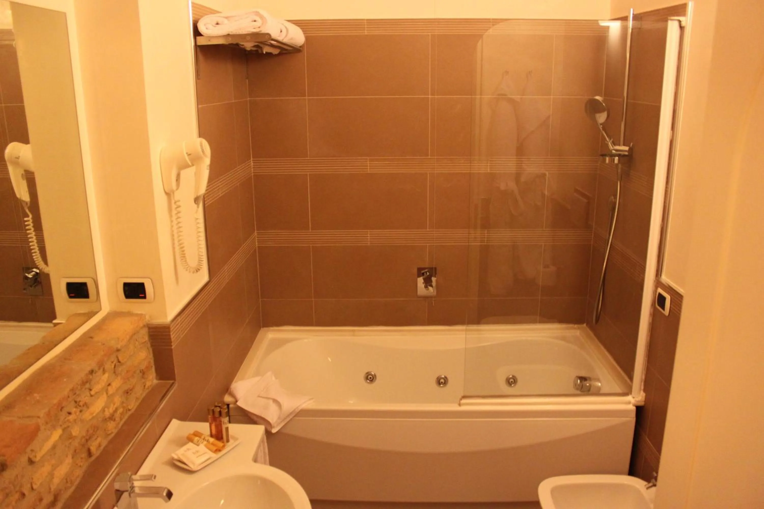 Bathroom in Lovin Roma Piazza di Spagna