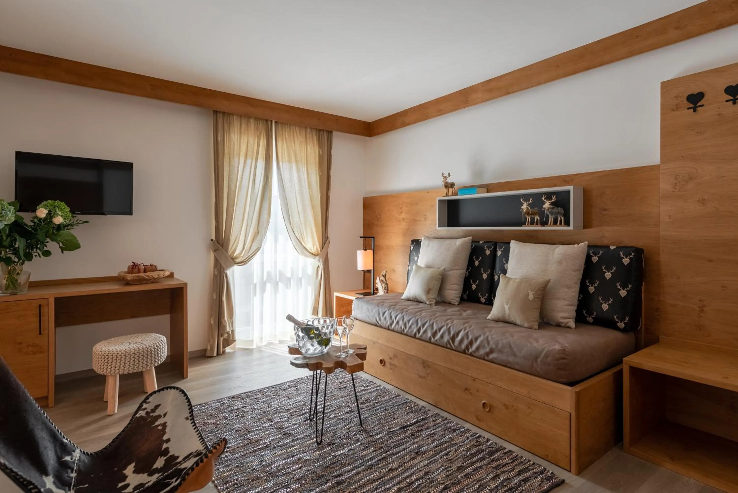 Living room, Bed in Brunet - The Dolomites Resort