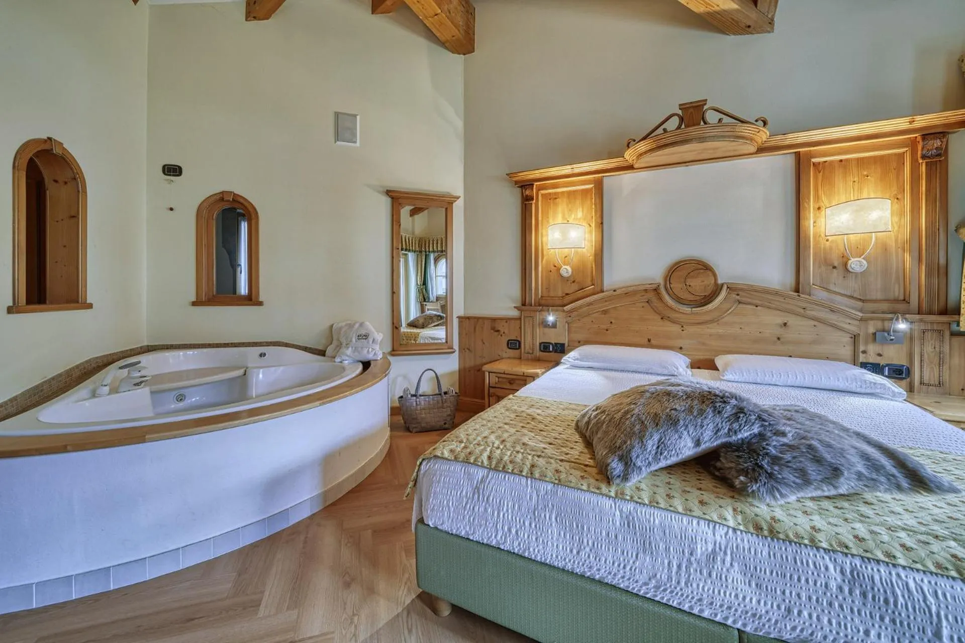 Hot Tub, Bed in Brunet - The Dolomites Resort