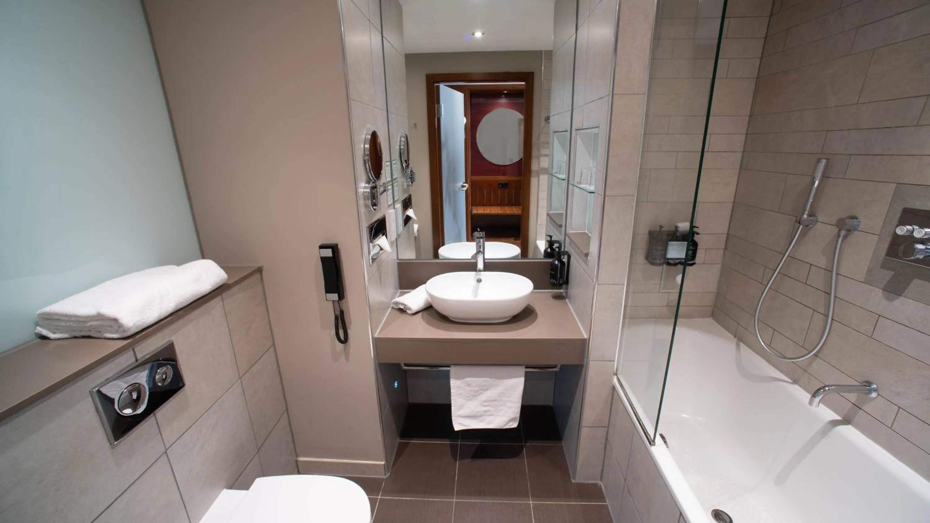 Photo of the whole room in Holiday Inn Bristol City Centre by IHG