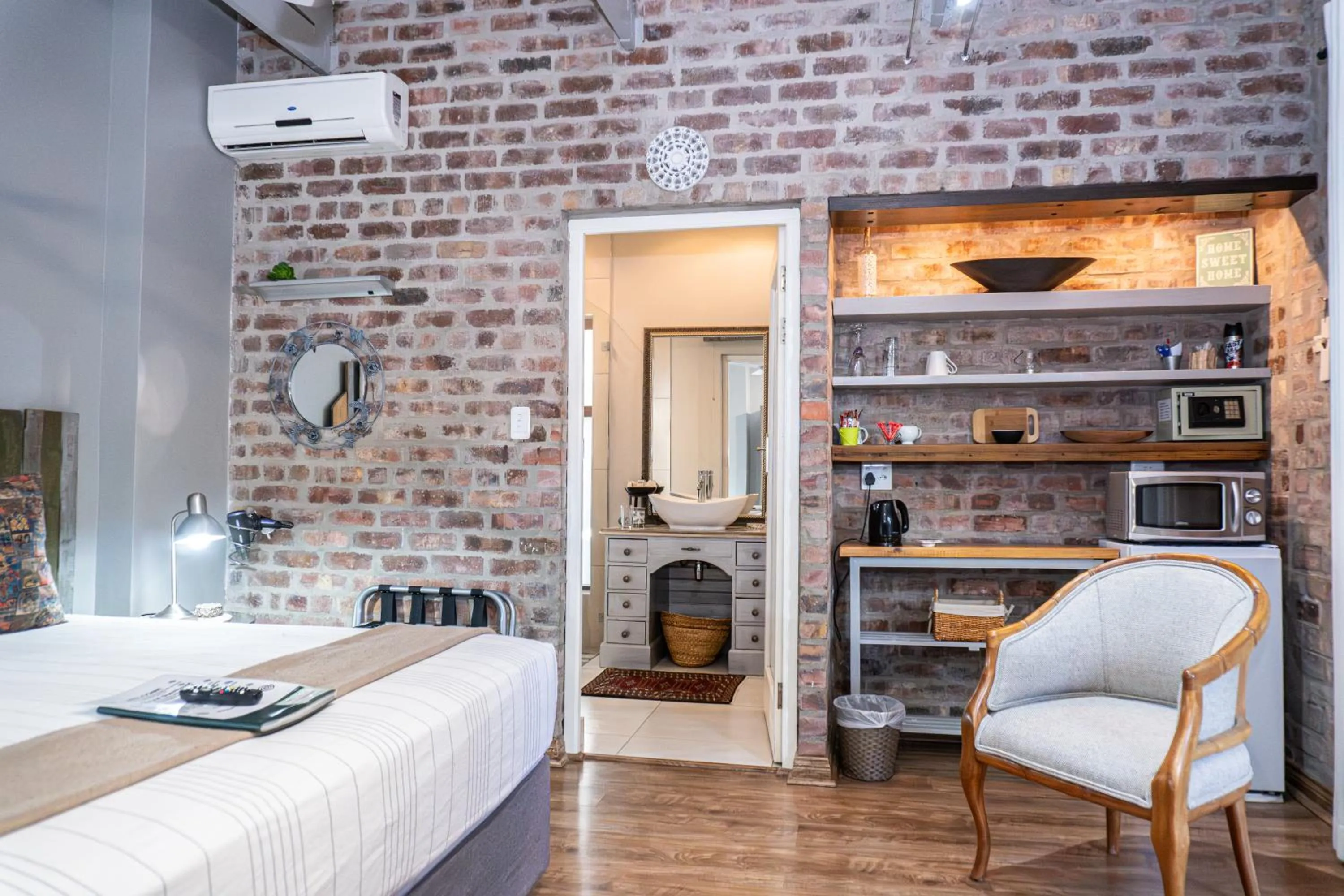 Kitchen or kitchenette in Earthbound Guest House