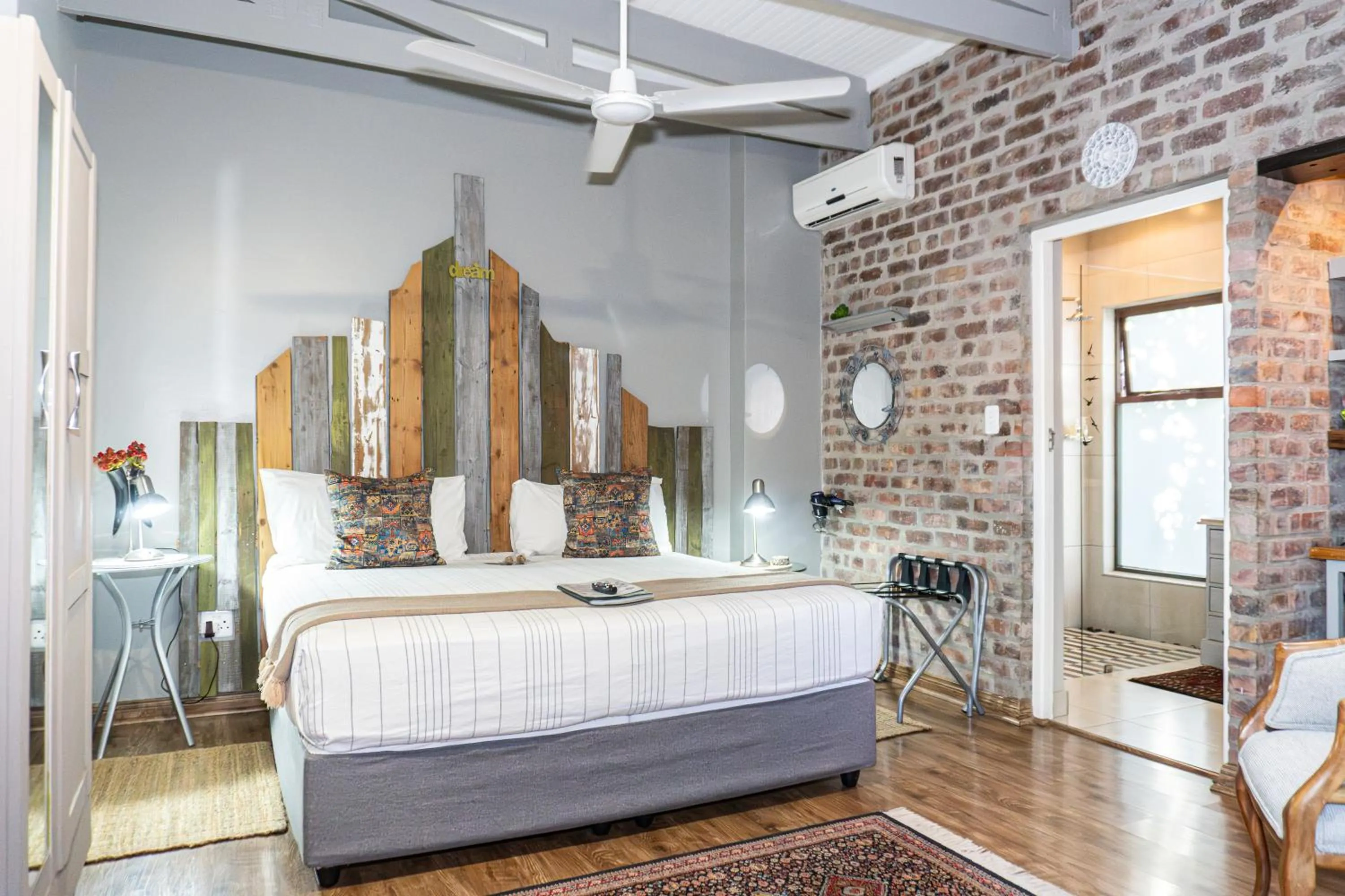 Photo of the whole room, Bed in Earthbound Guest House