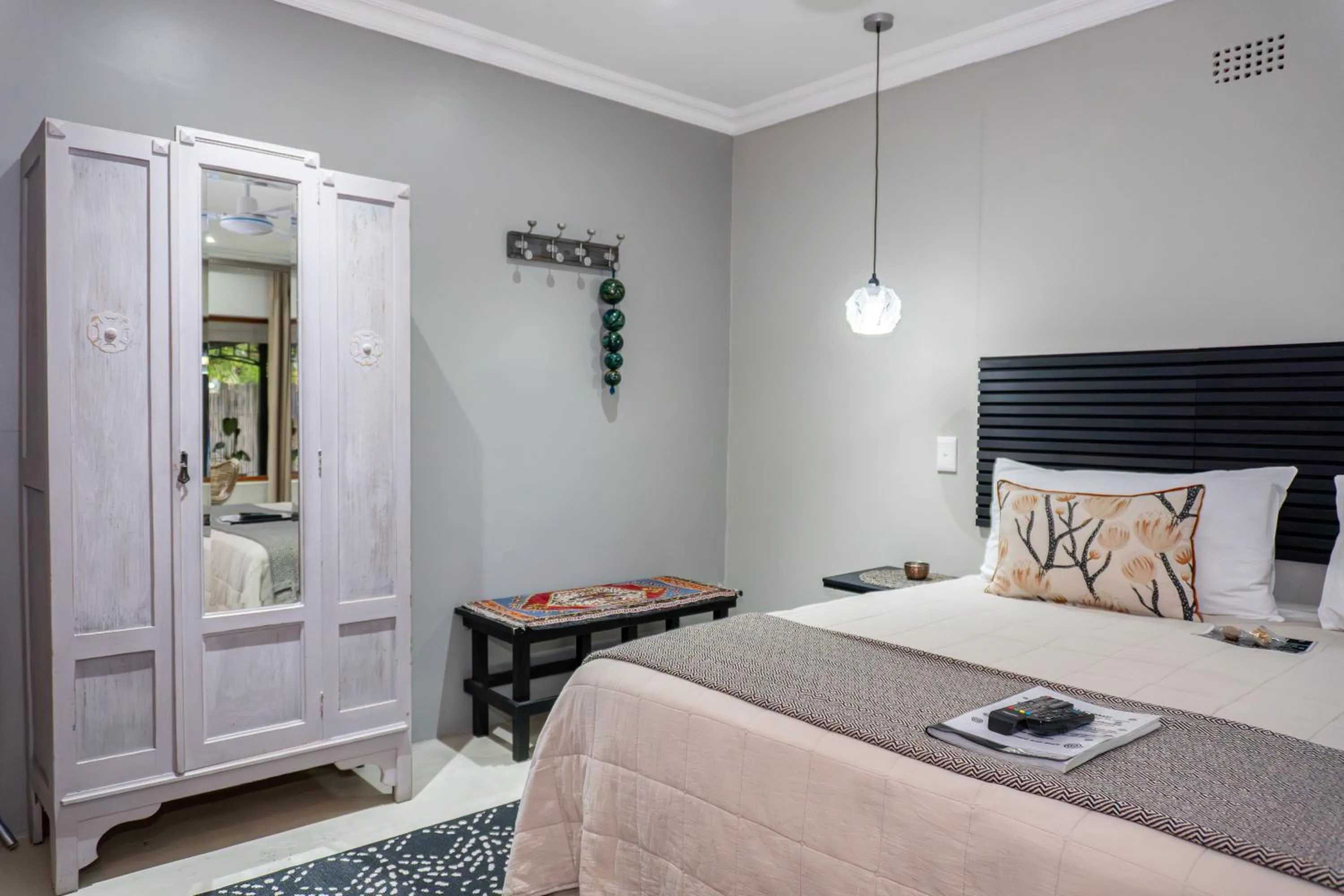 Seating area, Bed in Earthbound Guest House