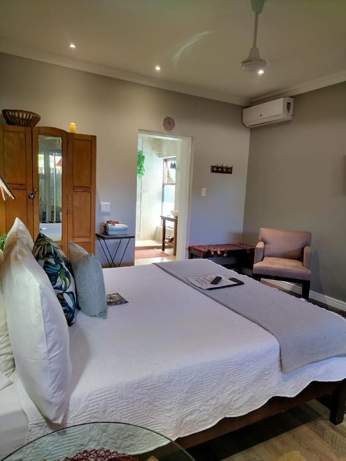 Photo of the whole room, Bed in Earthbound Guest House