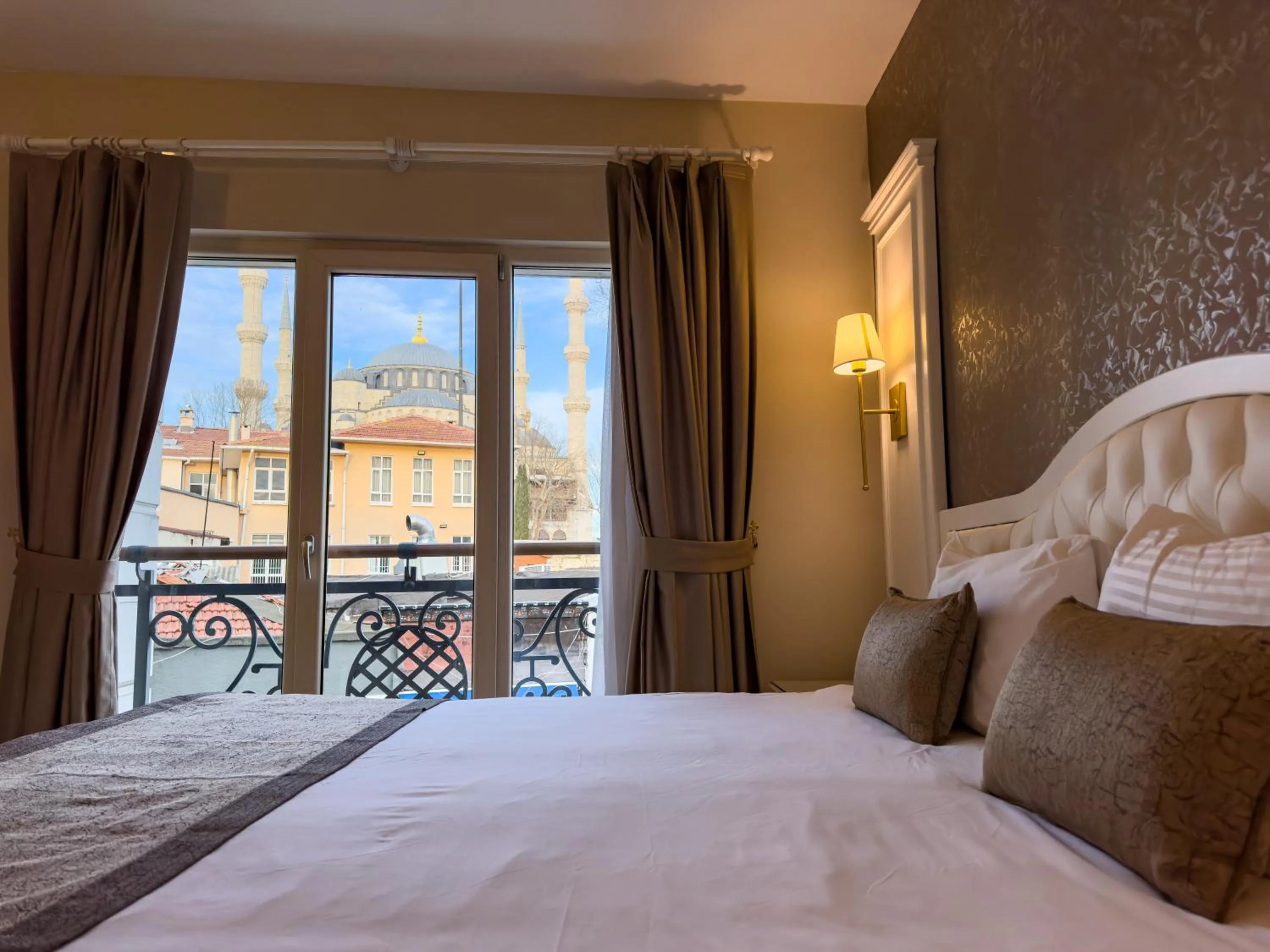 Property building, Bed in Sarnic Premier Hotel