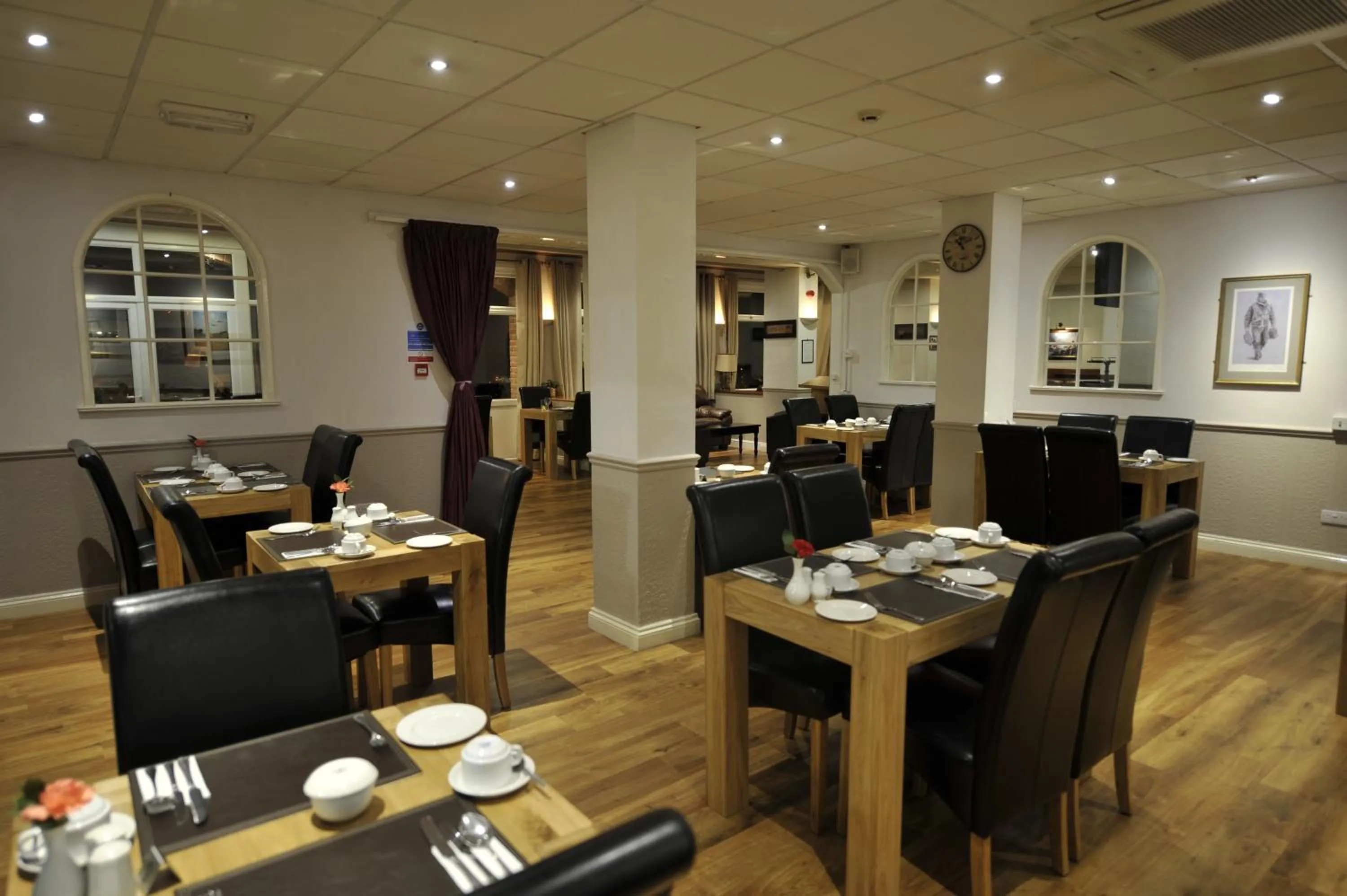 Restaurant/places to eat in Oliver Cromwell Hotel