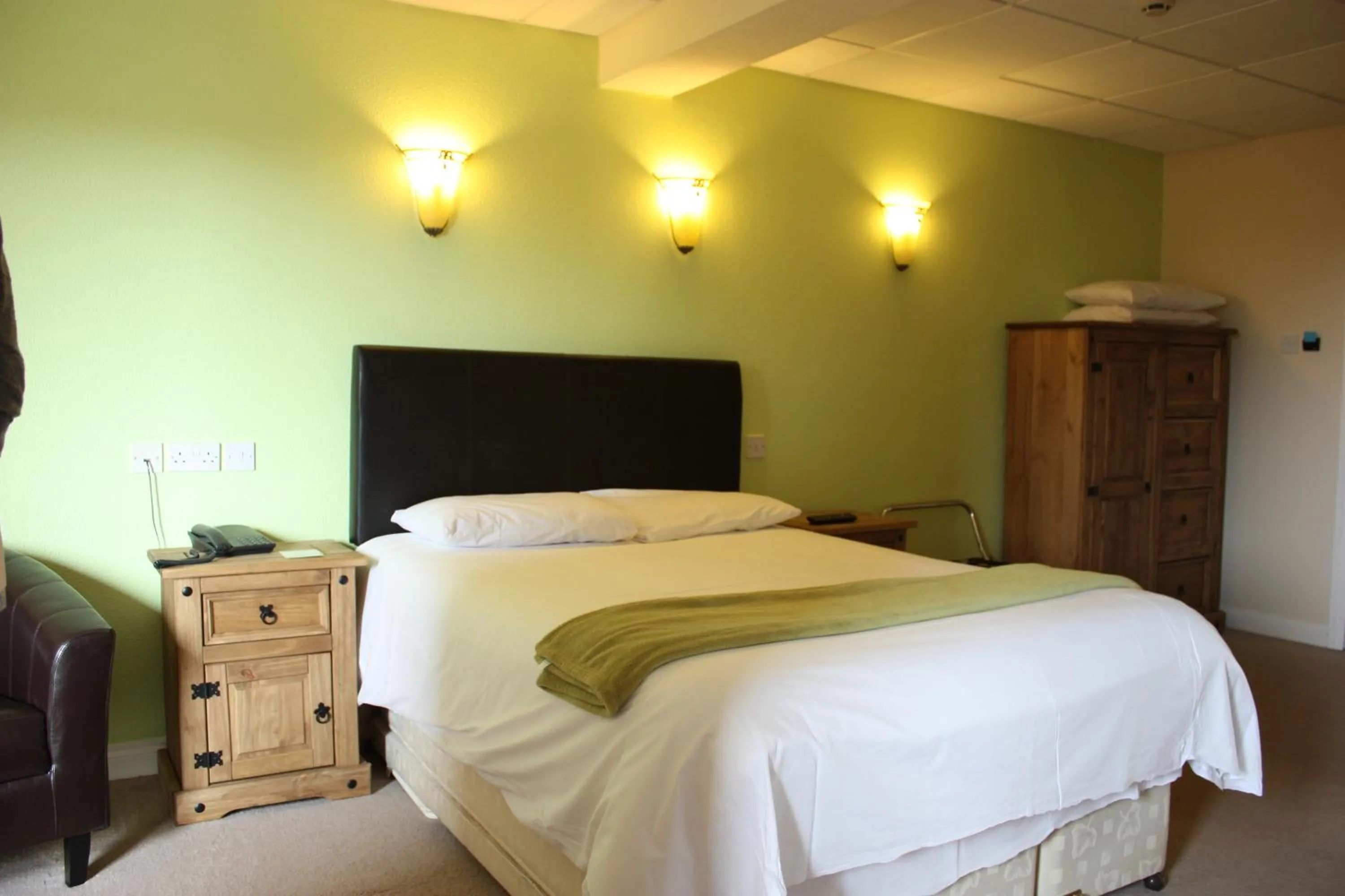 Photo of the whole room, Bed in Oliver Cromwell Hotel