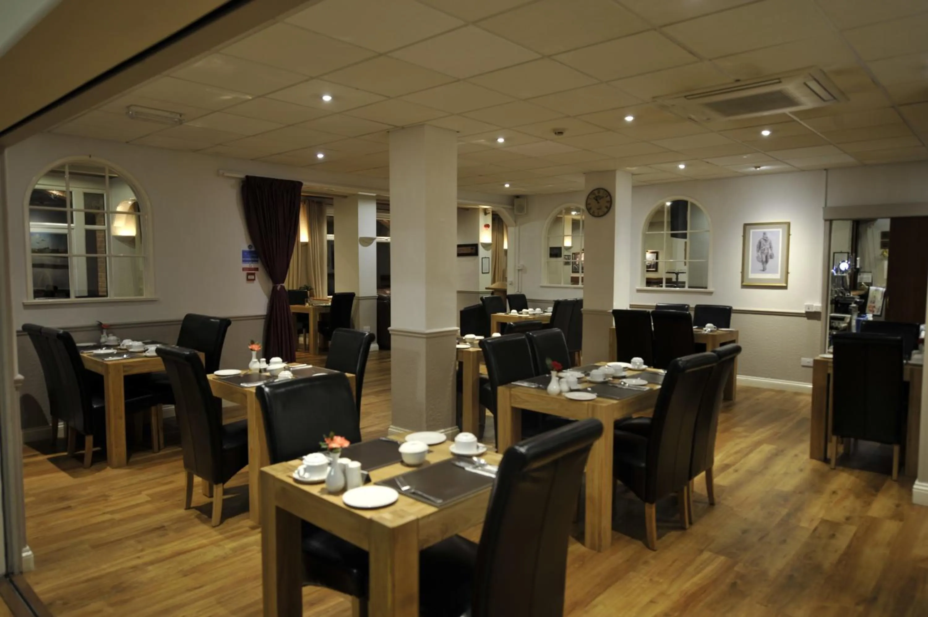 Restaurant/places to eat in Oliver Cromwell Hotel