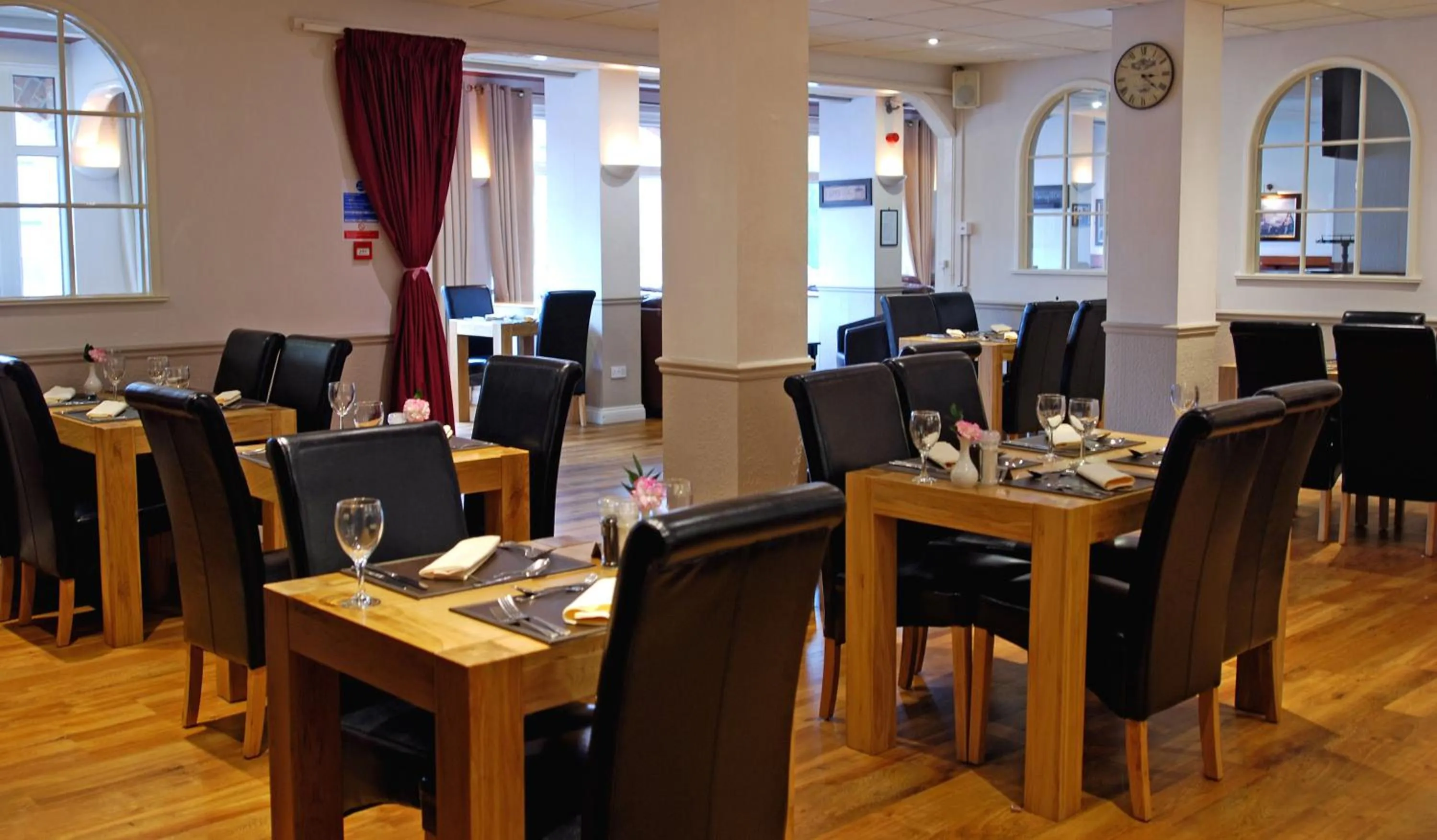 Restaurant/places to eat in Oliver Cromwell Hotel