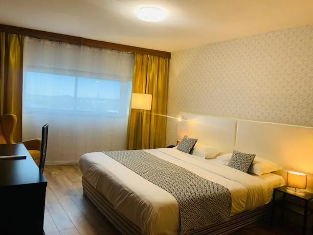 Bed in Grand Hôtel de Nîmes 4 étoiles