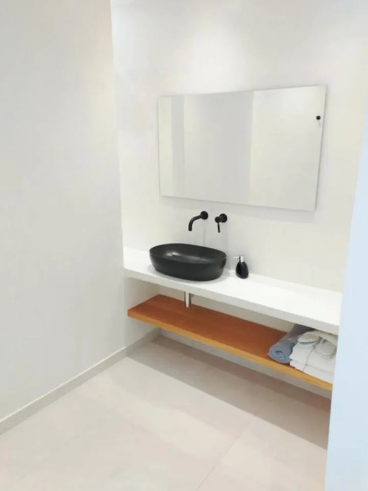 Shower in Smaro Studios