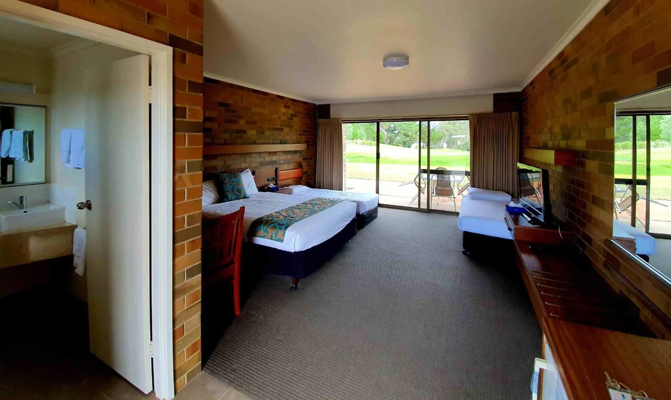 Photo of the whole room, Bed in Shepparton Golf Motel