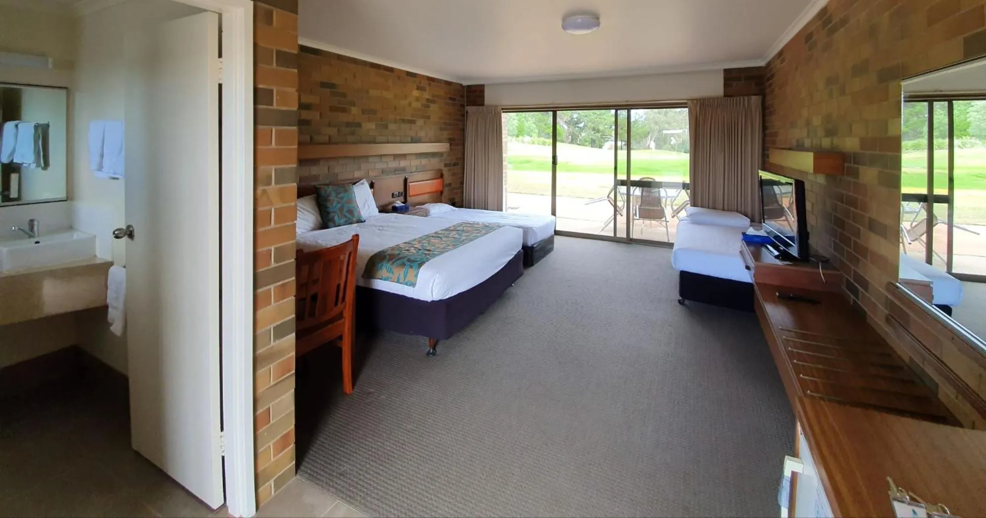 Photo of the whole room, Bed in Shepparton Golf Motel