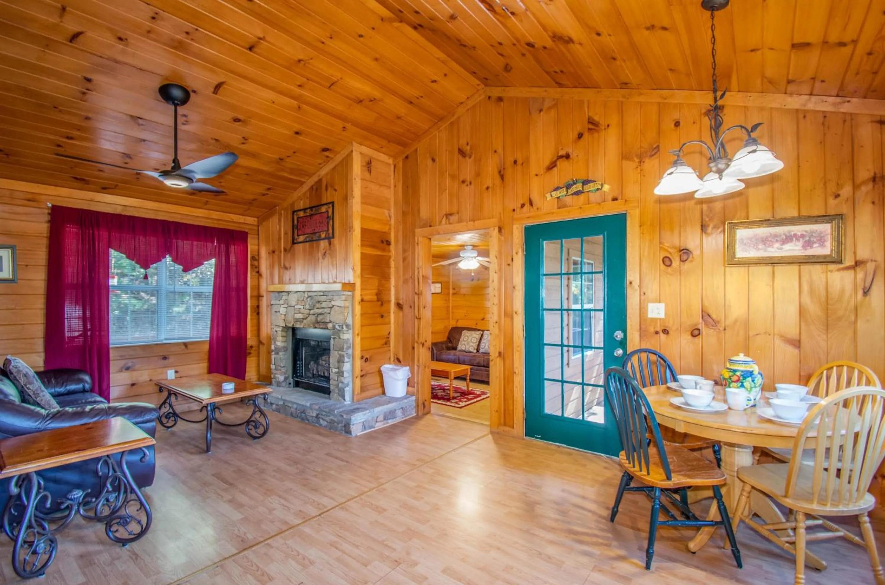 Ladybug Resort Romantic Cabin With Mountain Views, Game Room, Close to Dollywood