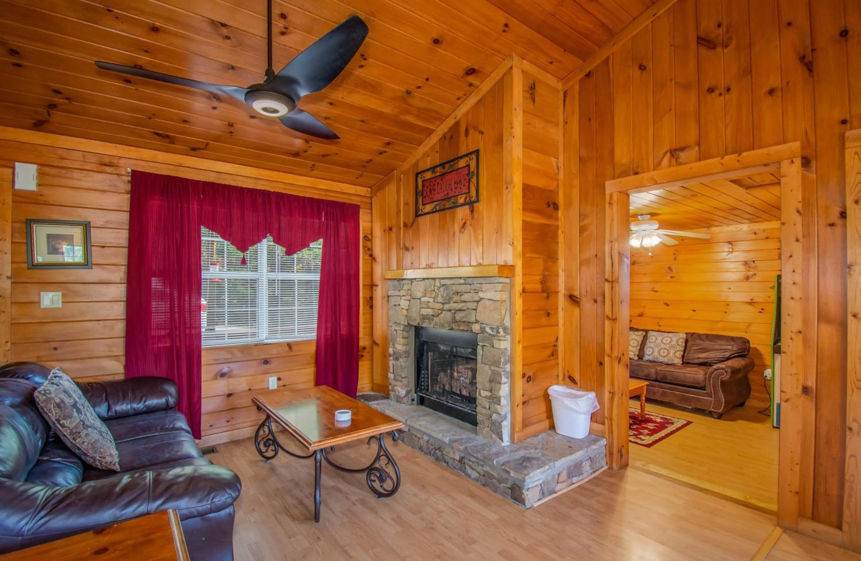 Ladybug Resort Romantic Cabin With Mountain Views, Game Room, Close to Dollywood