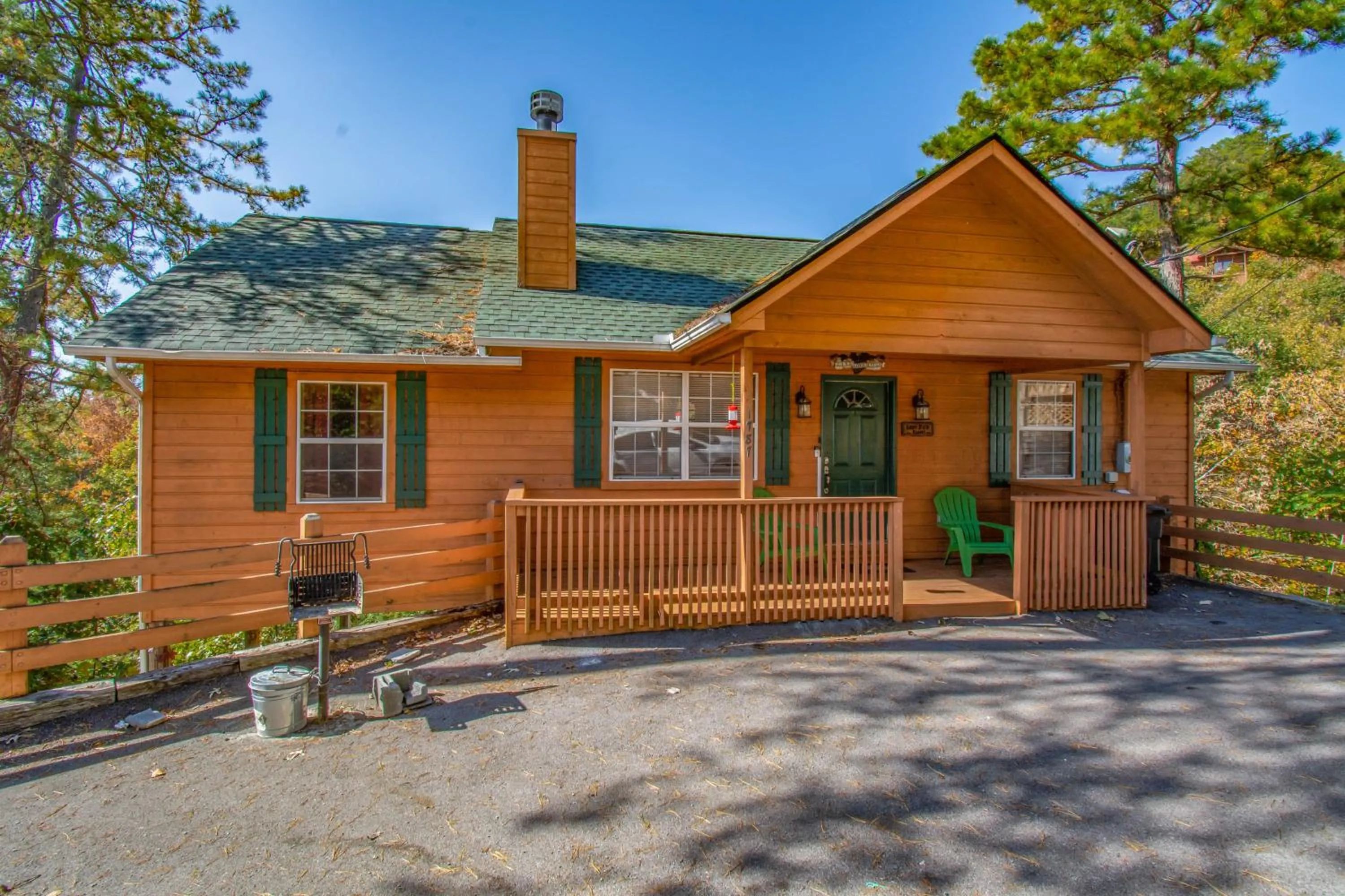 Ladybug Resort Romantic Cabin With Mountain Views, Game Room, Close to Dollywood