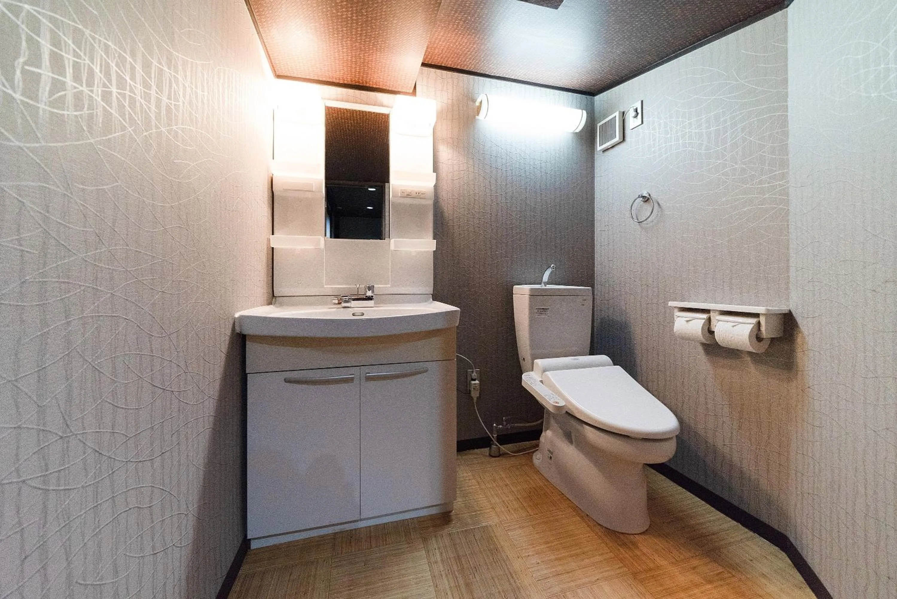 Toilet in Yurakuan - Awagami Residence Inn