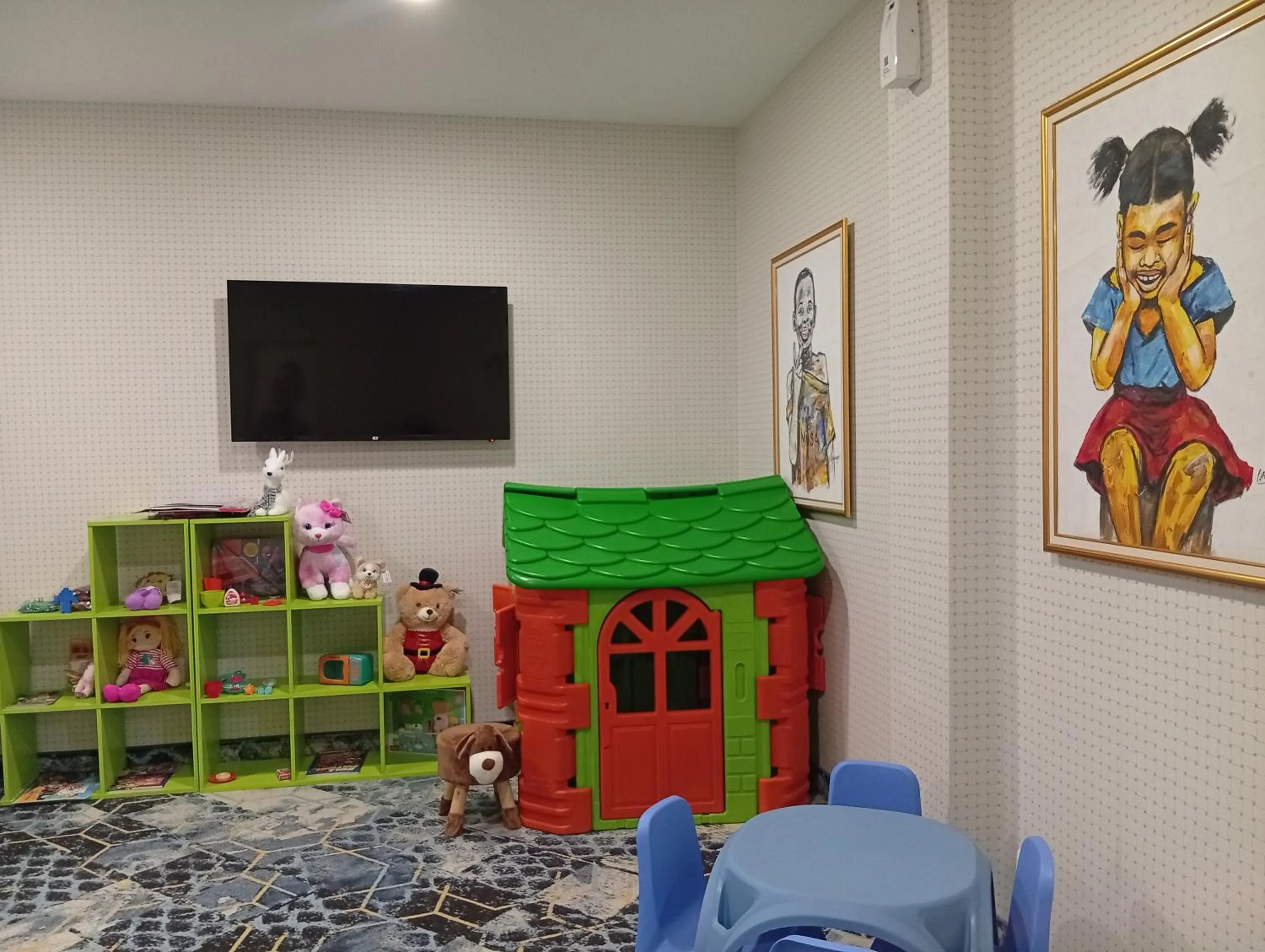 young children in Vihren Royal Palace