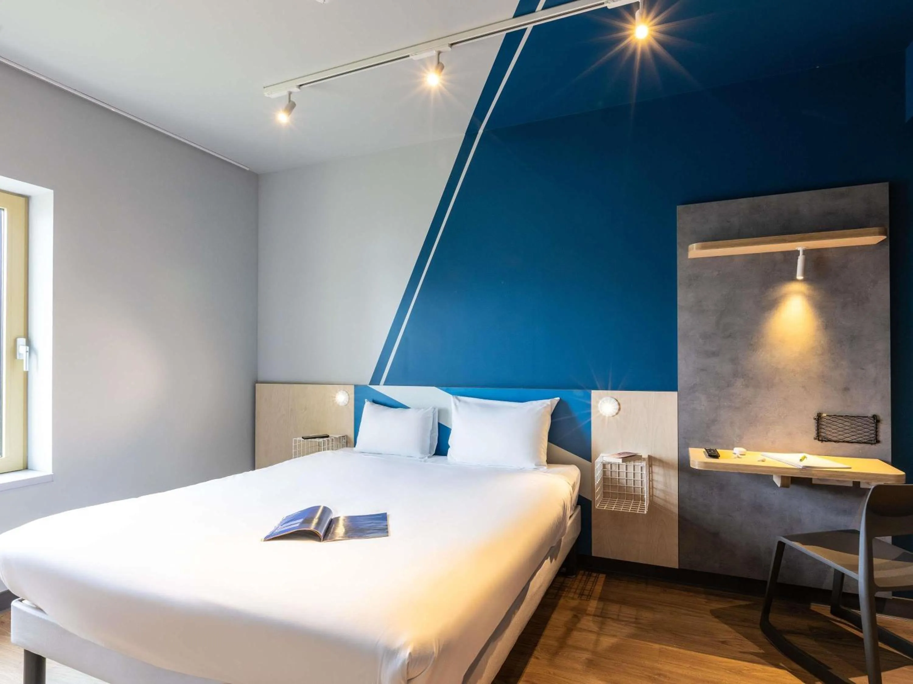 Bedroom, Bed in ibis budget Epinal