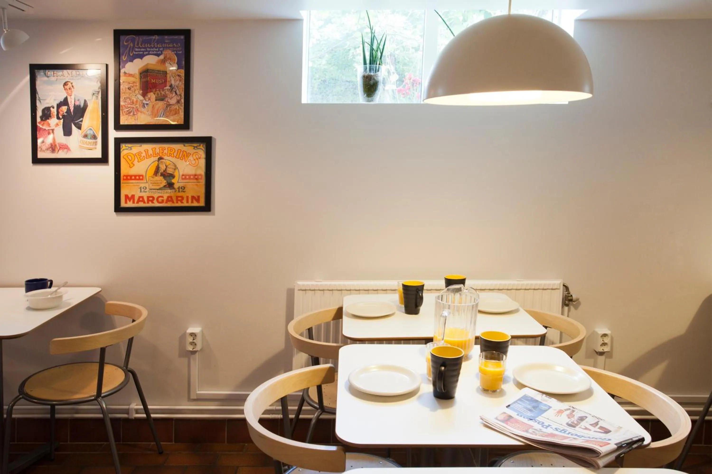 Communal lounge/ TV room in Kvibergs Vandrarhem - Hostel