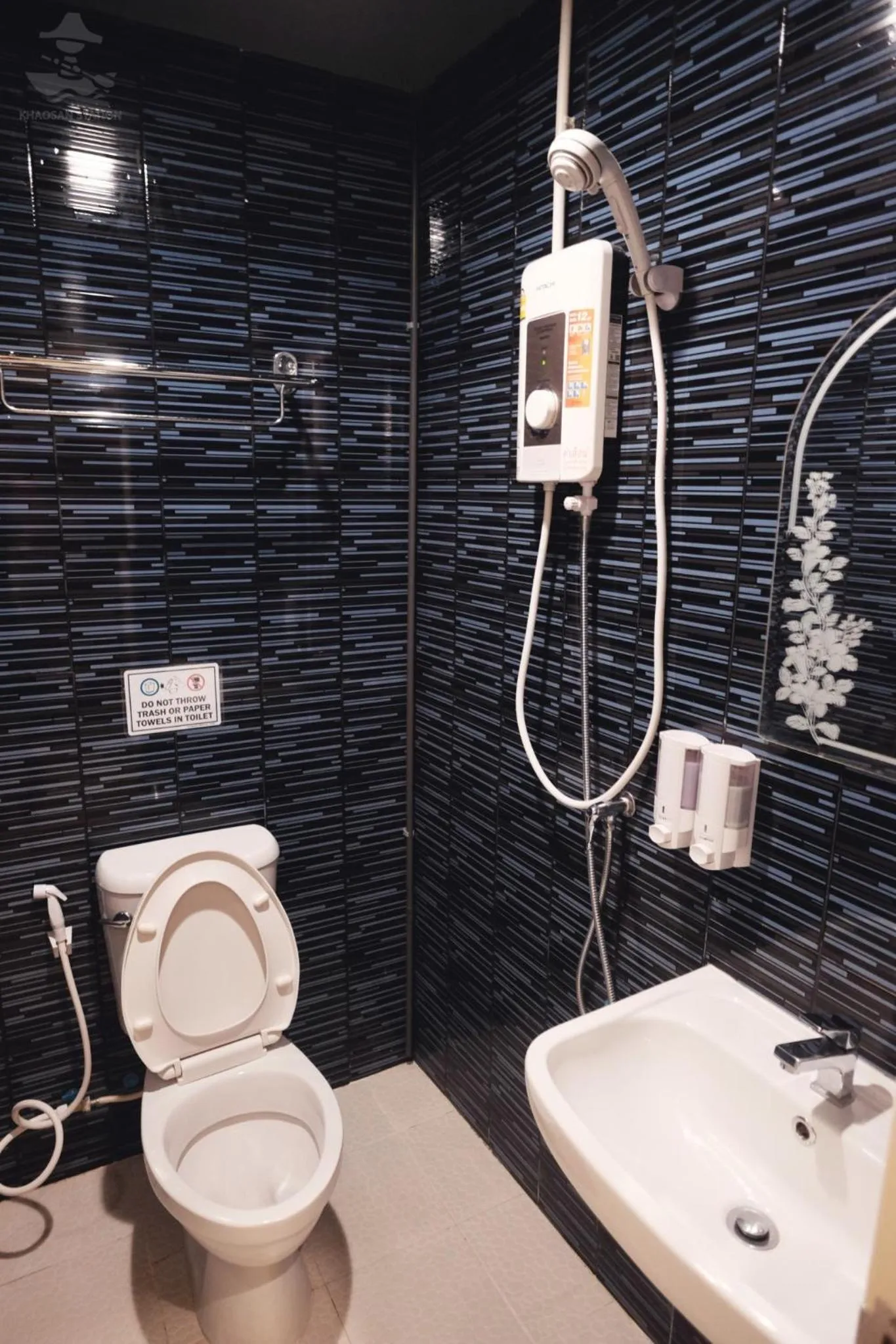 Shower in Khaosan Station