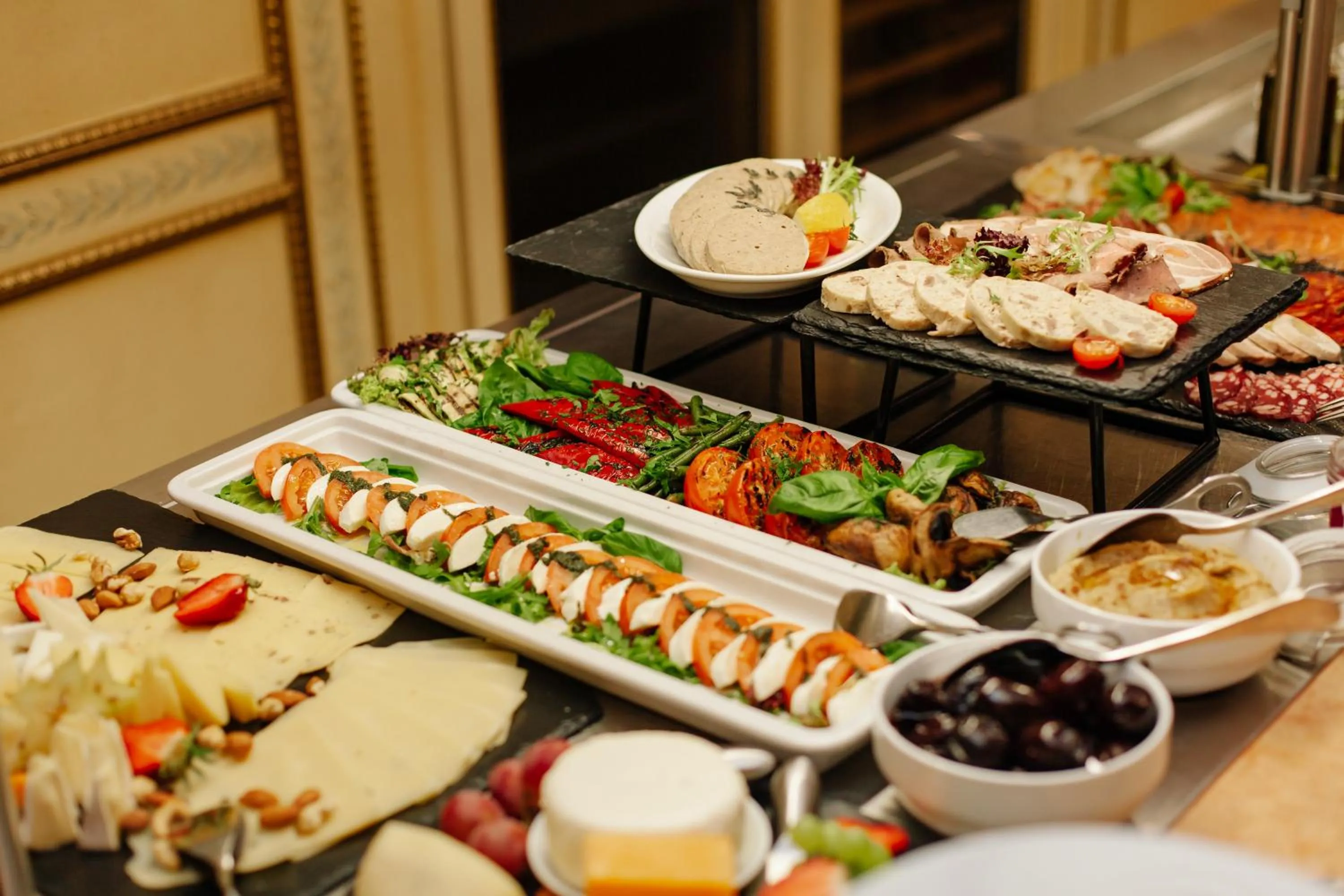 Restaurant/places to eat in Hotel Bristol